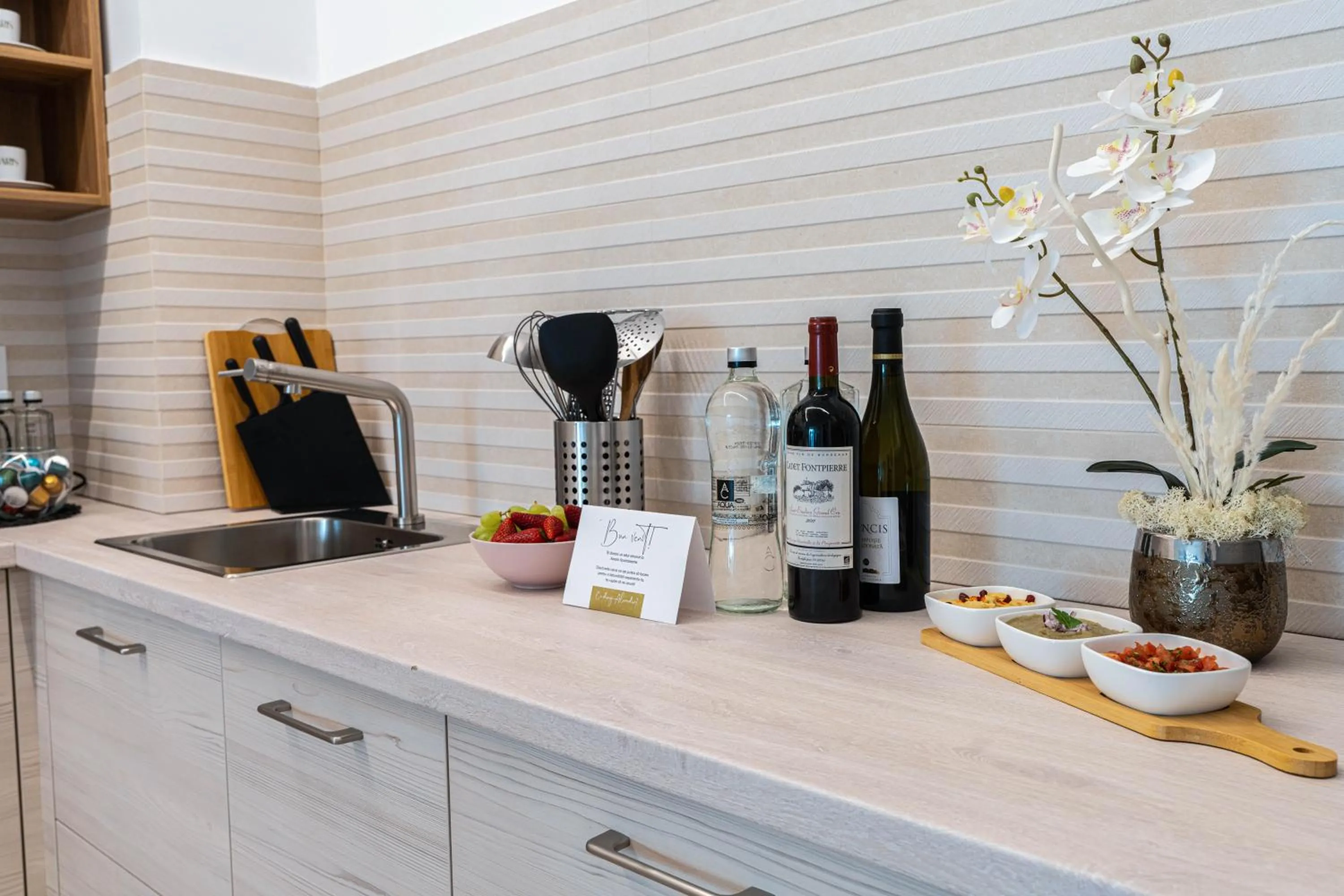 Coffee/tea facilities in Amaris ApartHotel la 2 Pași de Plajă & Parcare Gratuită