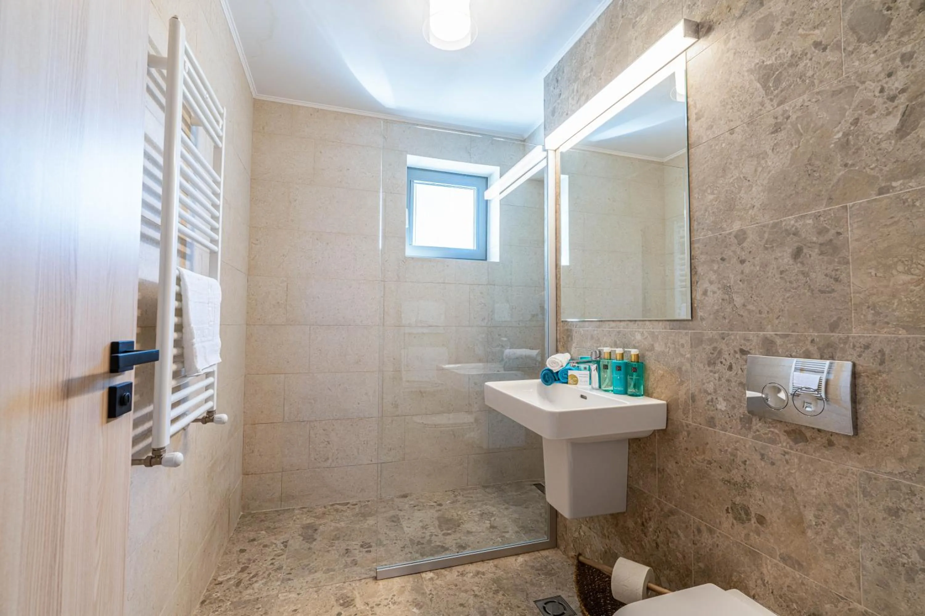 Bathroom in Amaris ApartHotel la 2 Pași de Plajă & Parcare Gratuită