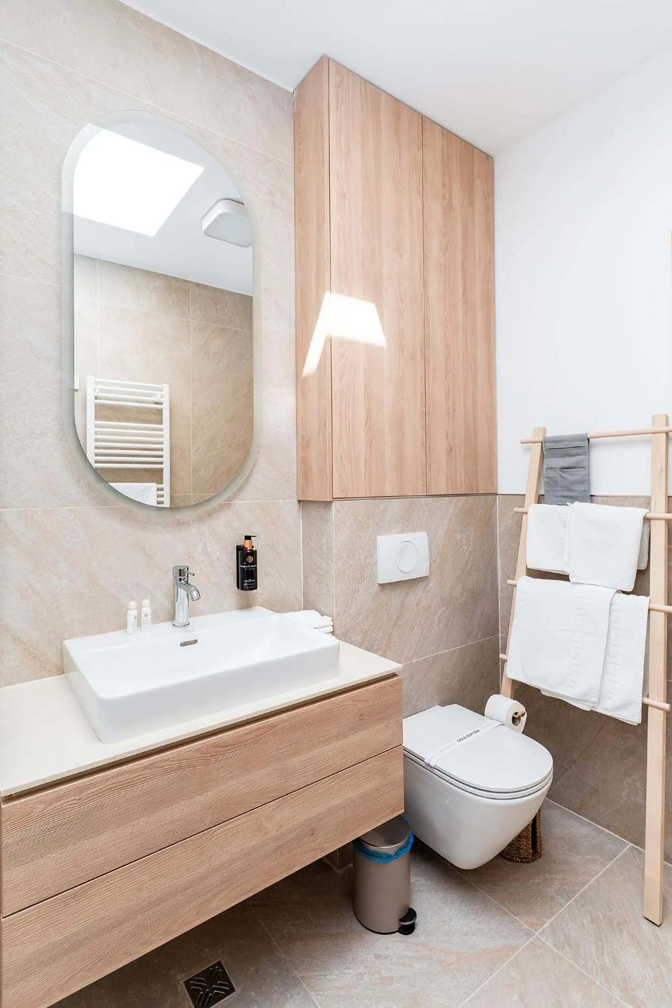 Toilet in Amaris ApartHotel la 2 Pași de Plajă & Parcare Gratuită