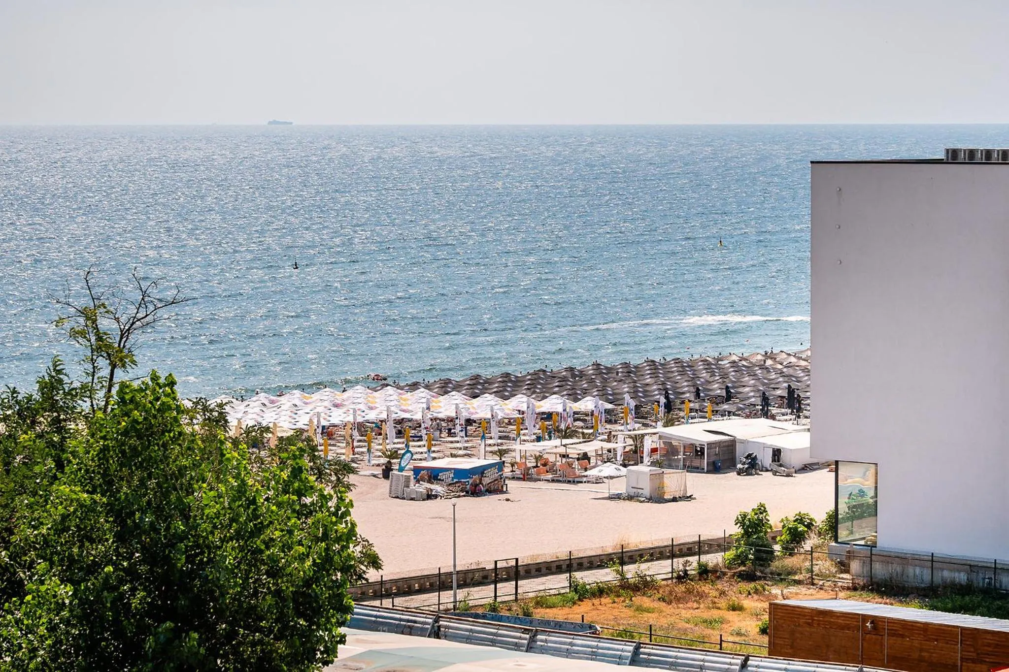 Sea view in Amaris ApartHotel la 2 Pași de Plajă & Parcare Gratuită