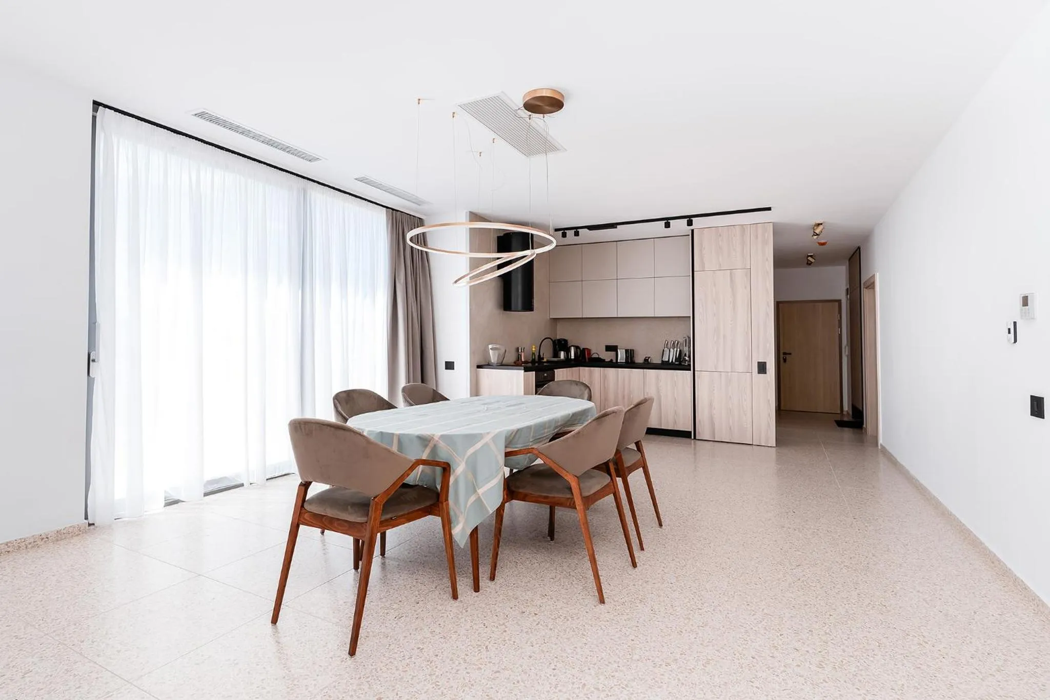 Kitchen or kitchenette in Amaris ApartHotel la 2 Pași de Plajă & Parcare Gratuită