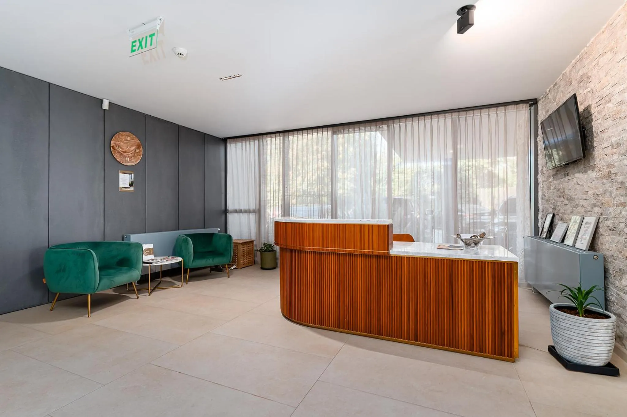 Lobby or reception in Amaris ApartHotel la 2 Pași de Plajă & Parcare Gratuită