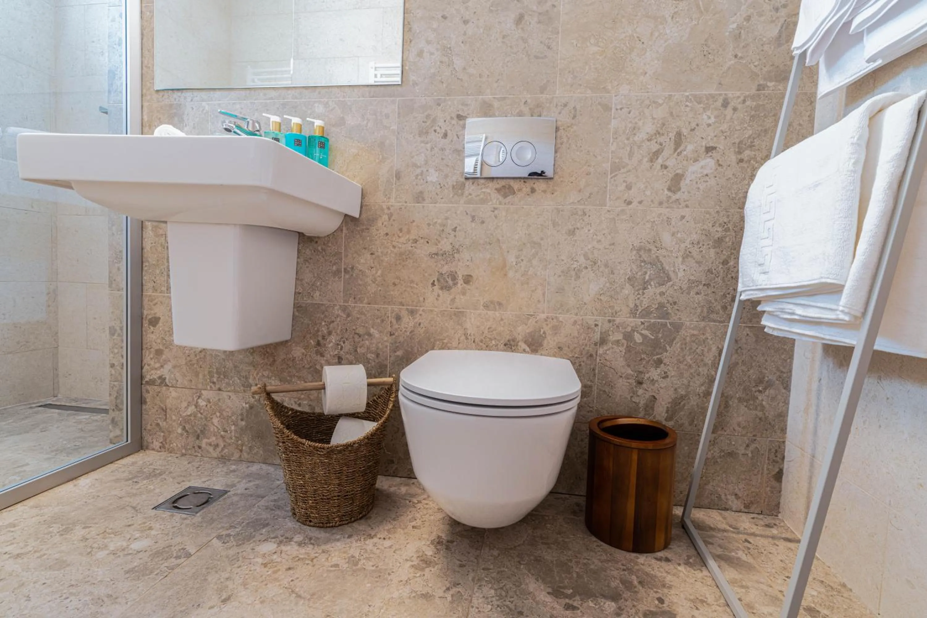 Bathroom in Amaris ApartHotel la 2 Pași de Plajă & Parcare Gratuită