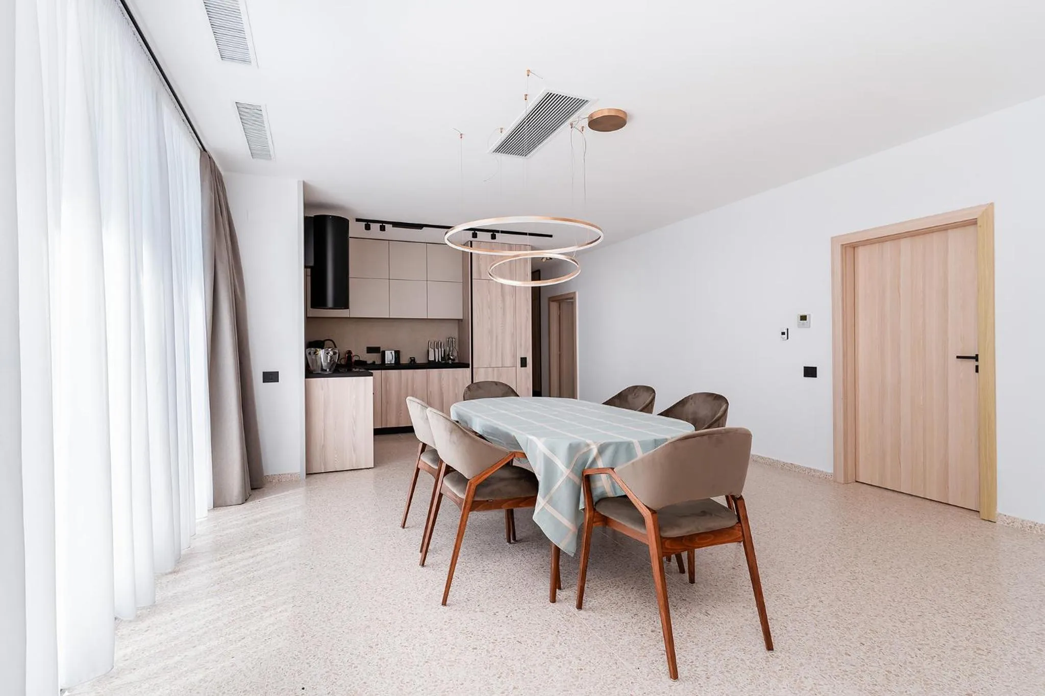 Kitchen or kitchenette in Amaris ApartHotel la 2 Pași de Plajă & Parcare Gratuită