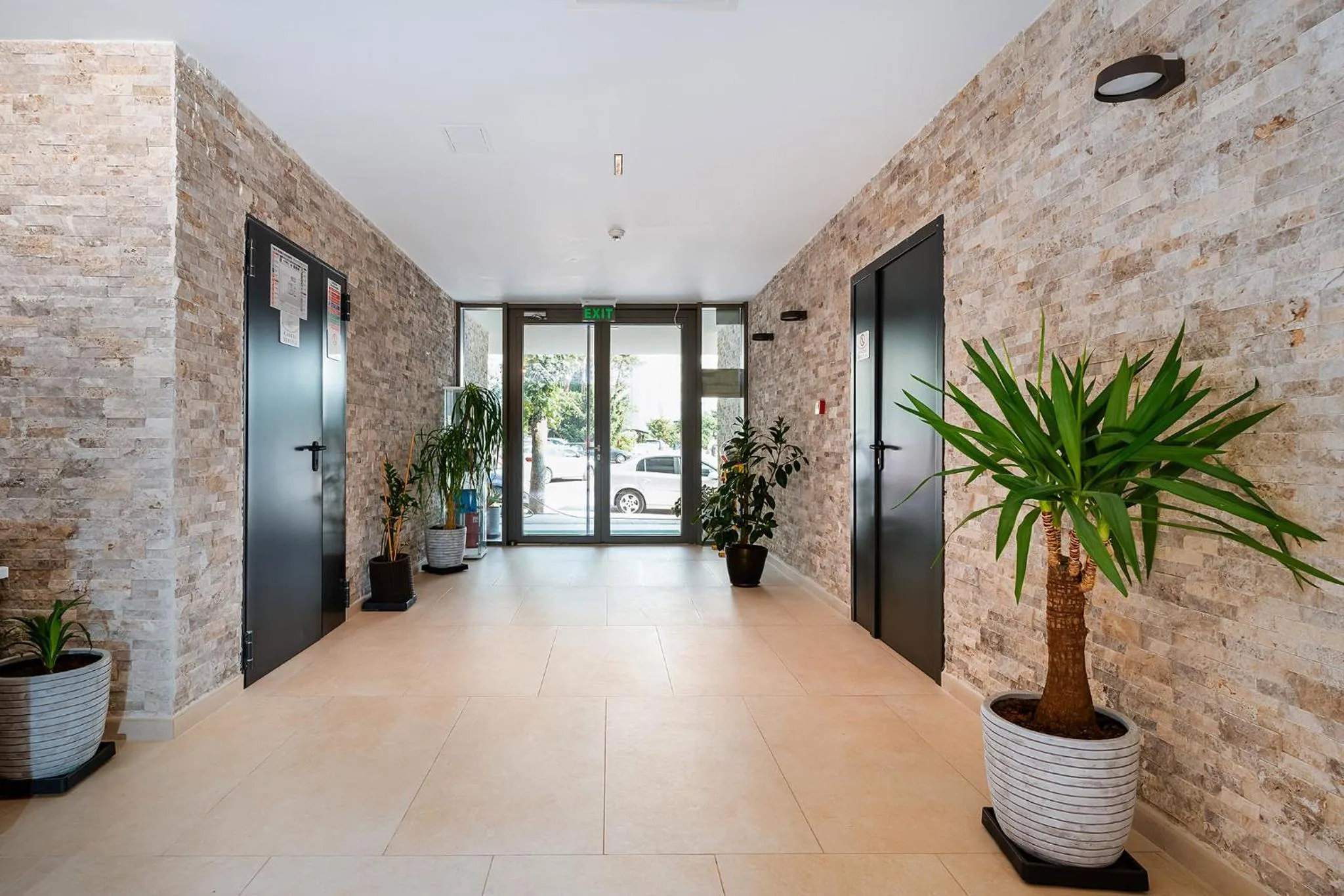 Lobby or reception in Amaris ApartHotel la 2 Pași de Plajă & Parcare Gratuită