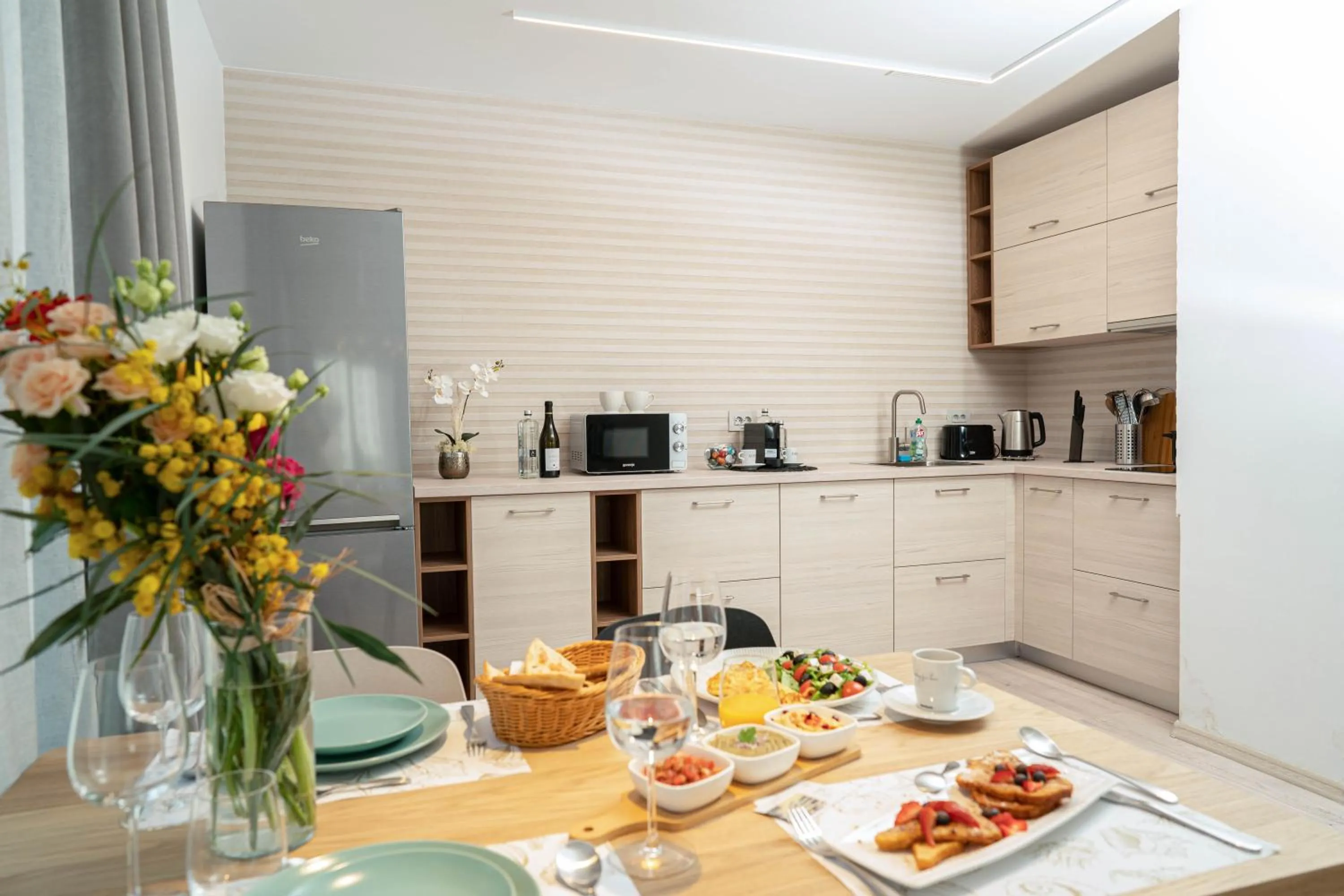 Kitchen or kitchenette in Amaris ApartHotel la 2 Pași de Plajă & Parcare Gratuită