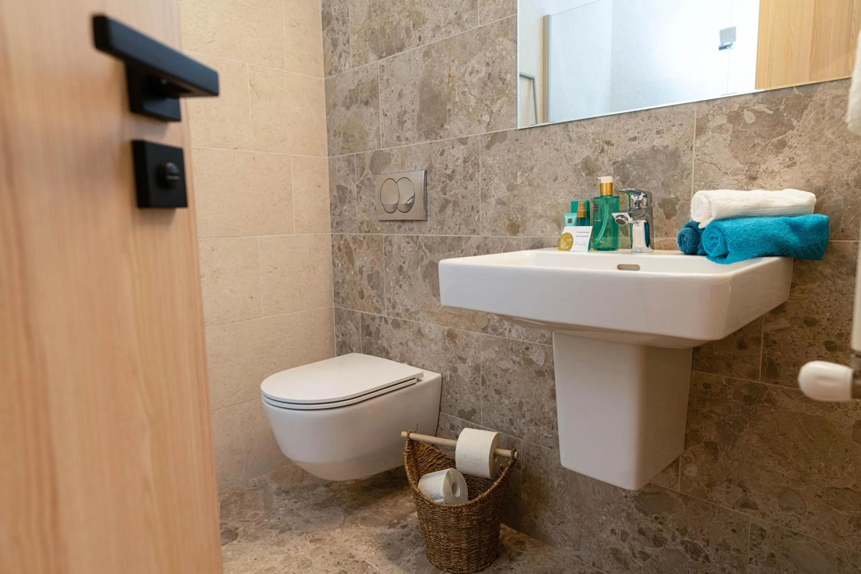 Bathroom in Amaris ApartHotel la 2 Pași de Plajă & Parcare Gratuită