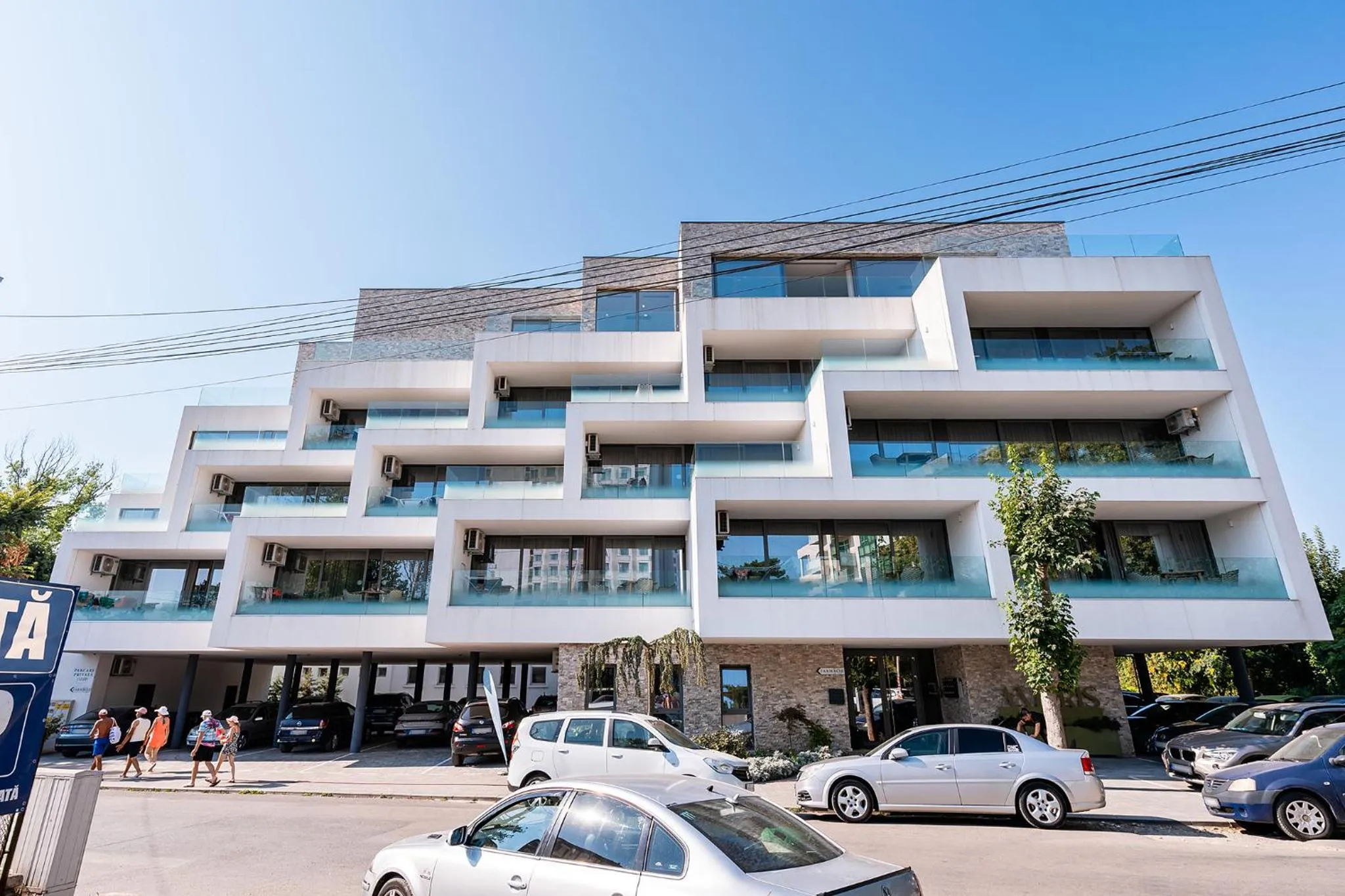 Property building in Amaris ApartHotel la 2 Pași de Plajă & Parcare Gratuită