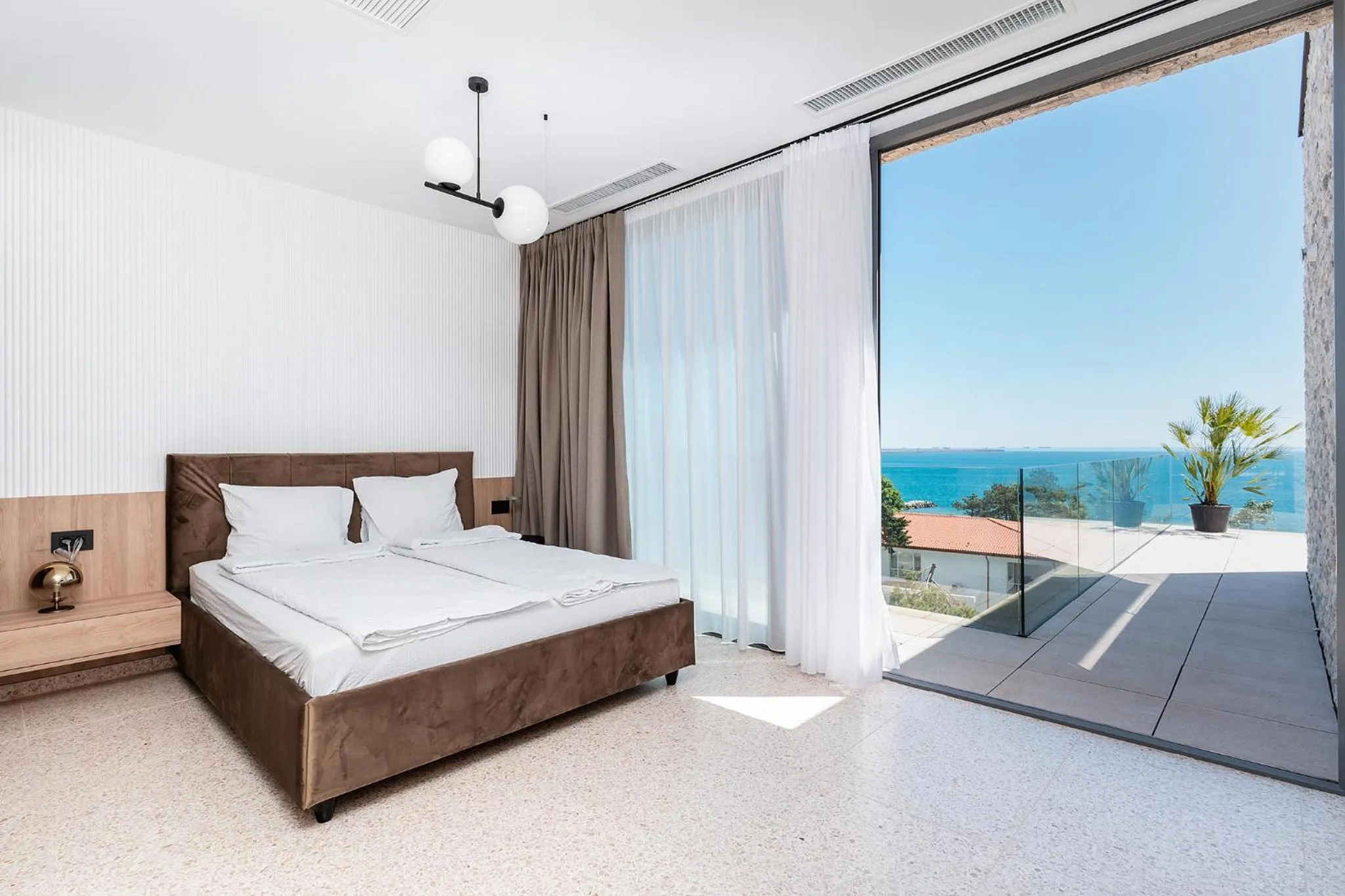 View (from property/room), Bed in Amaris ApartHotel la 2 Pași de Plajă & Parcare Gratuită