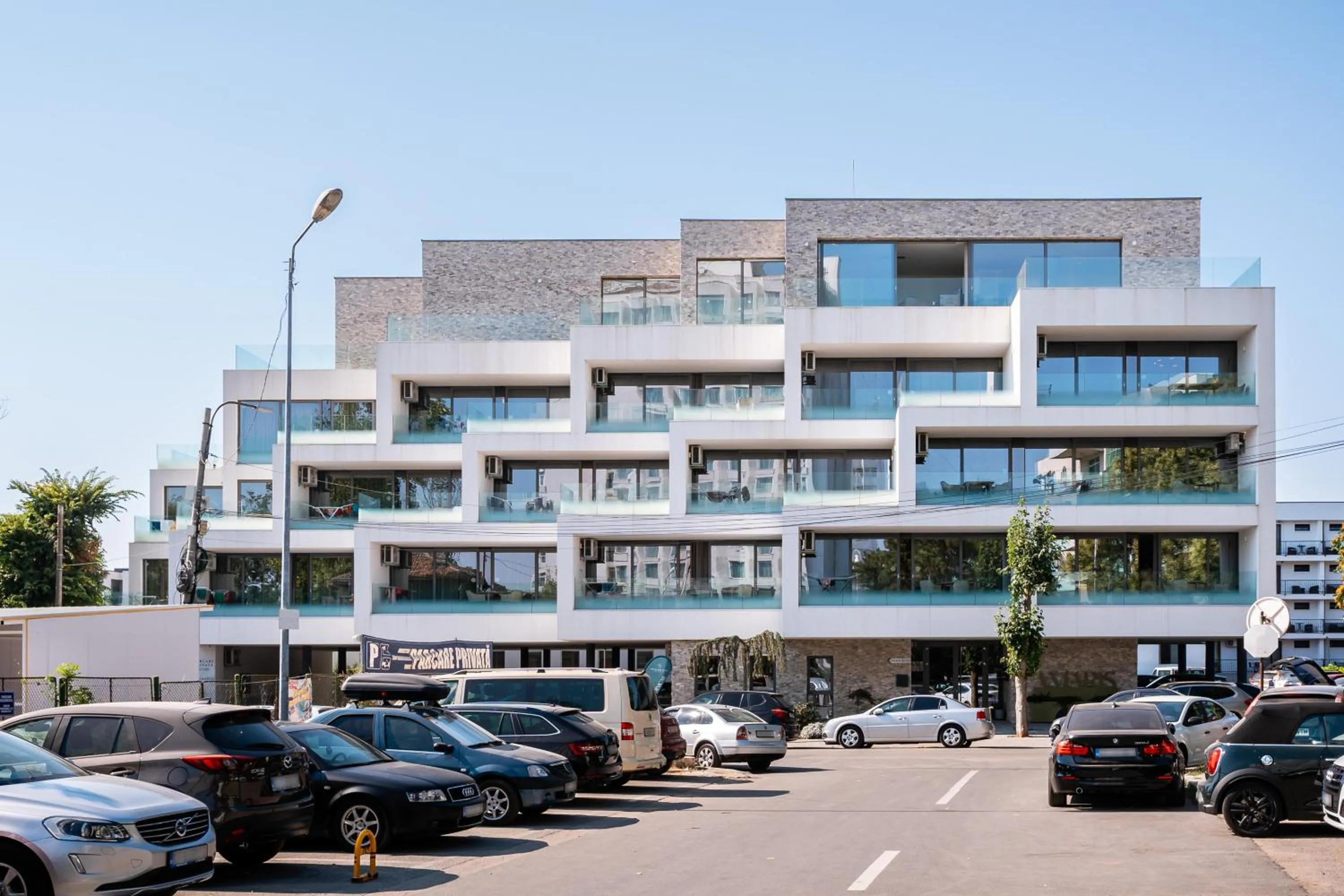 Property building in Amaris ApartHotel la 2 Pași de Plajă & Parcare Gratuită