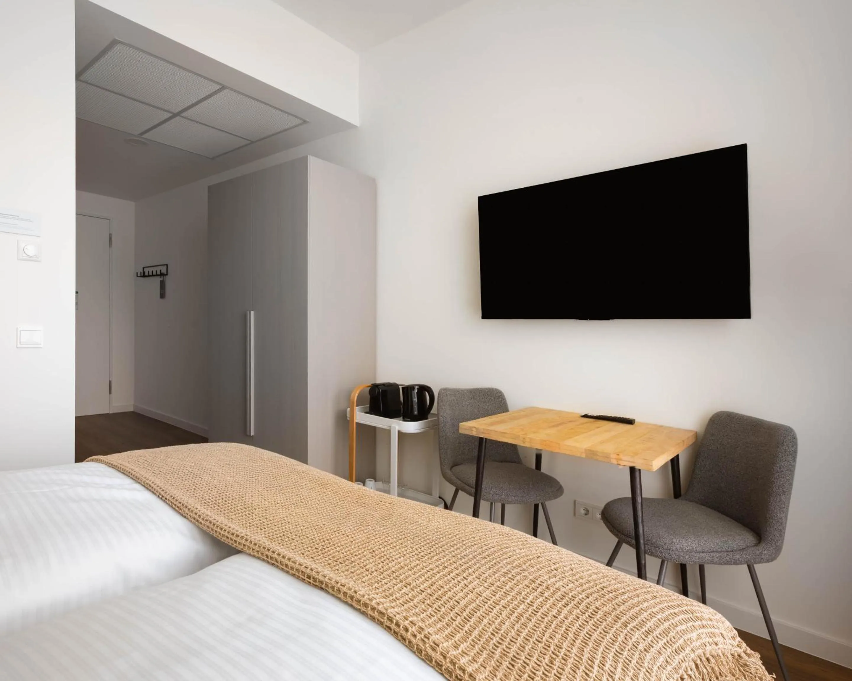 TV and multimedia, Bed in Limehome Berlin Müllerstraße - Digital Access