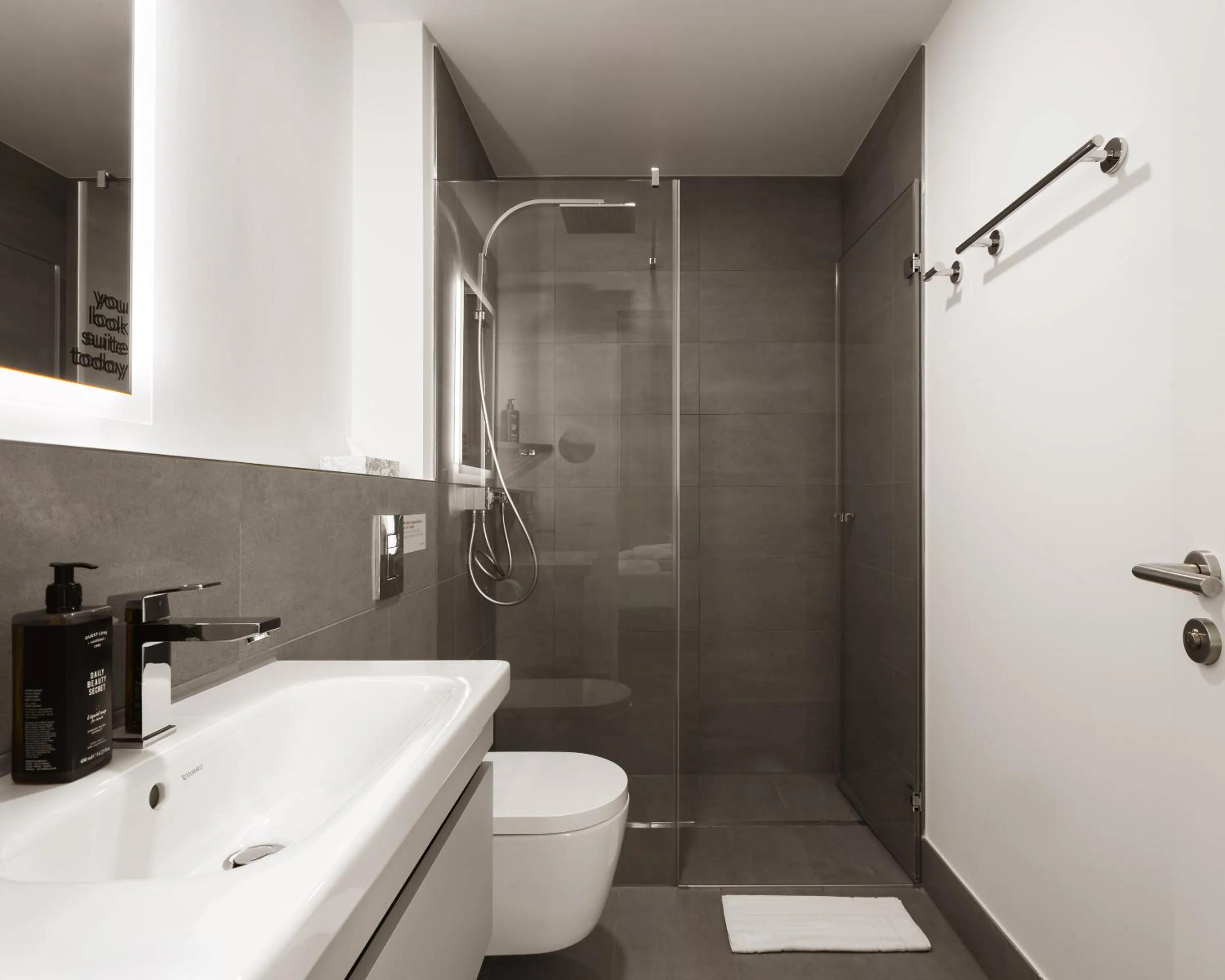 Shower in Limehome Berlin Müllerstraße - Digital Access