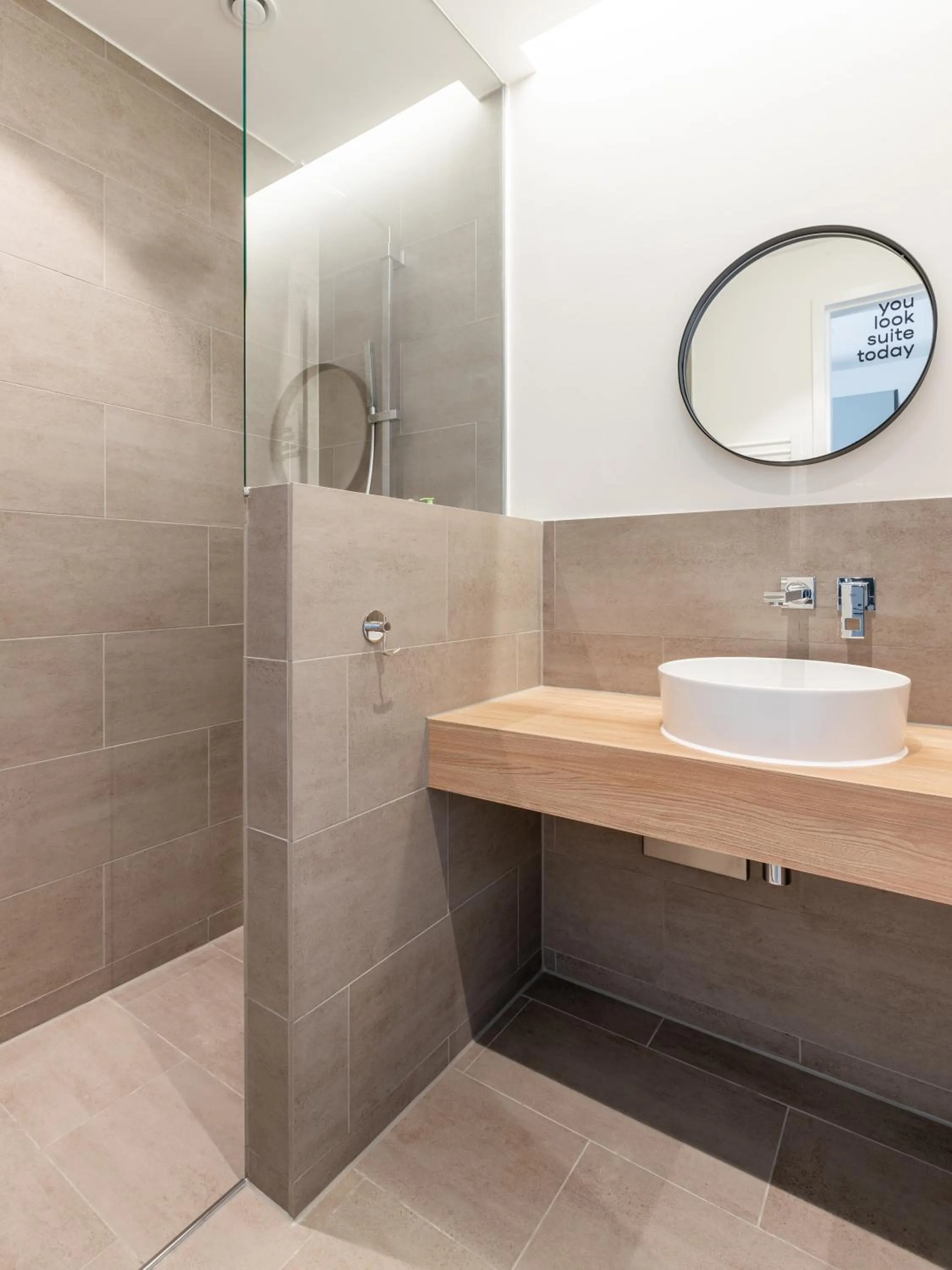 Shower in Limehome Berlin Müllerstraße - Digital Access