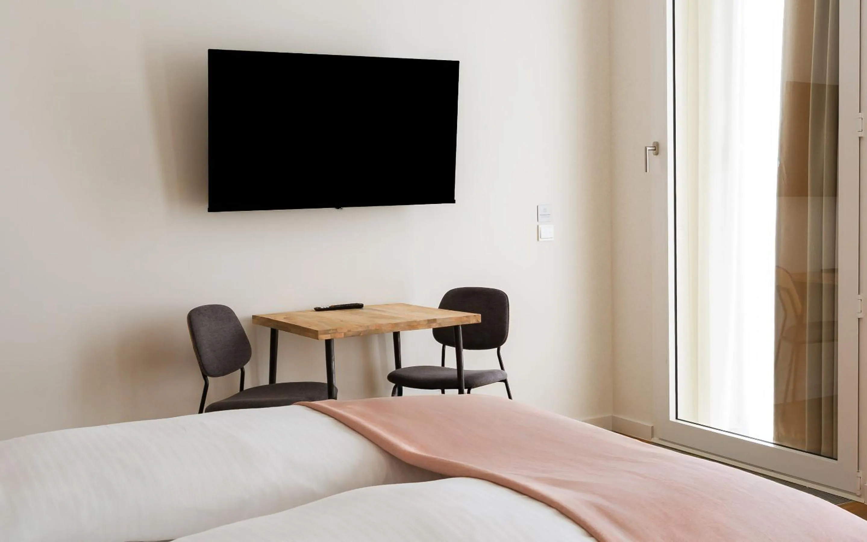 TV and multimedia, Bed in Limehome Berlin Müllerstraße - Digital Access