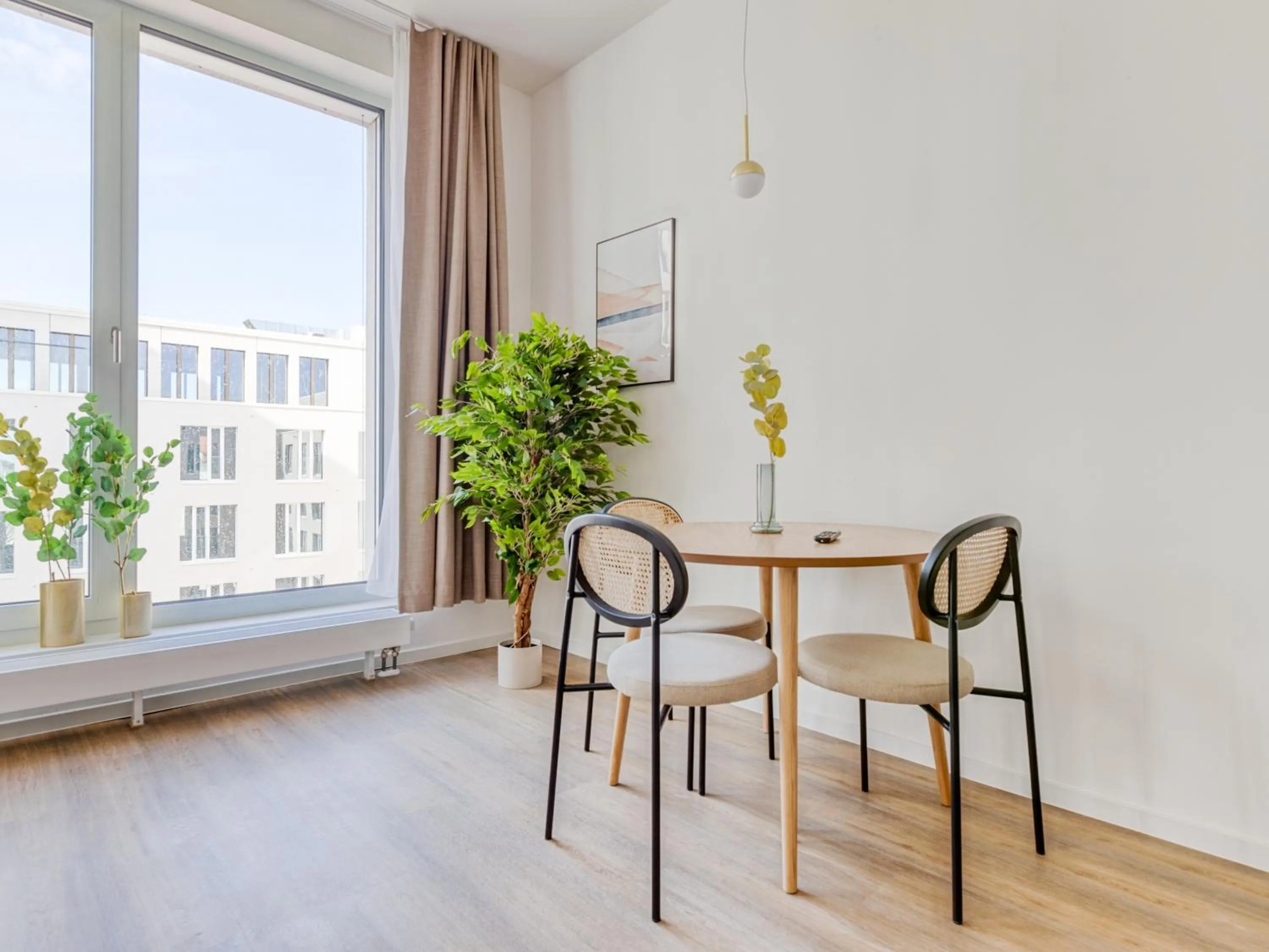 Dining area in Limehome Berlin Müllerstraße - Digital Access