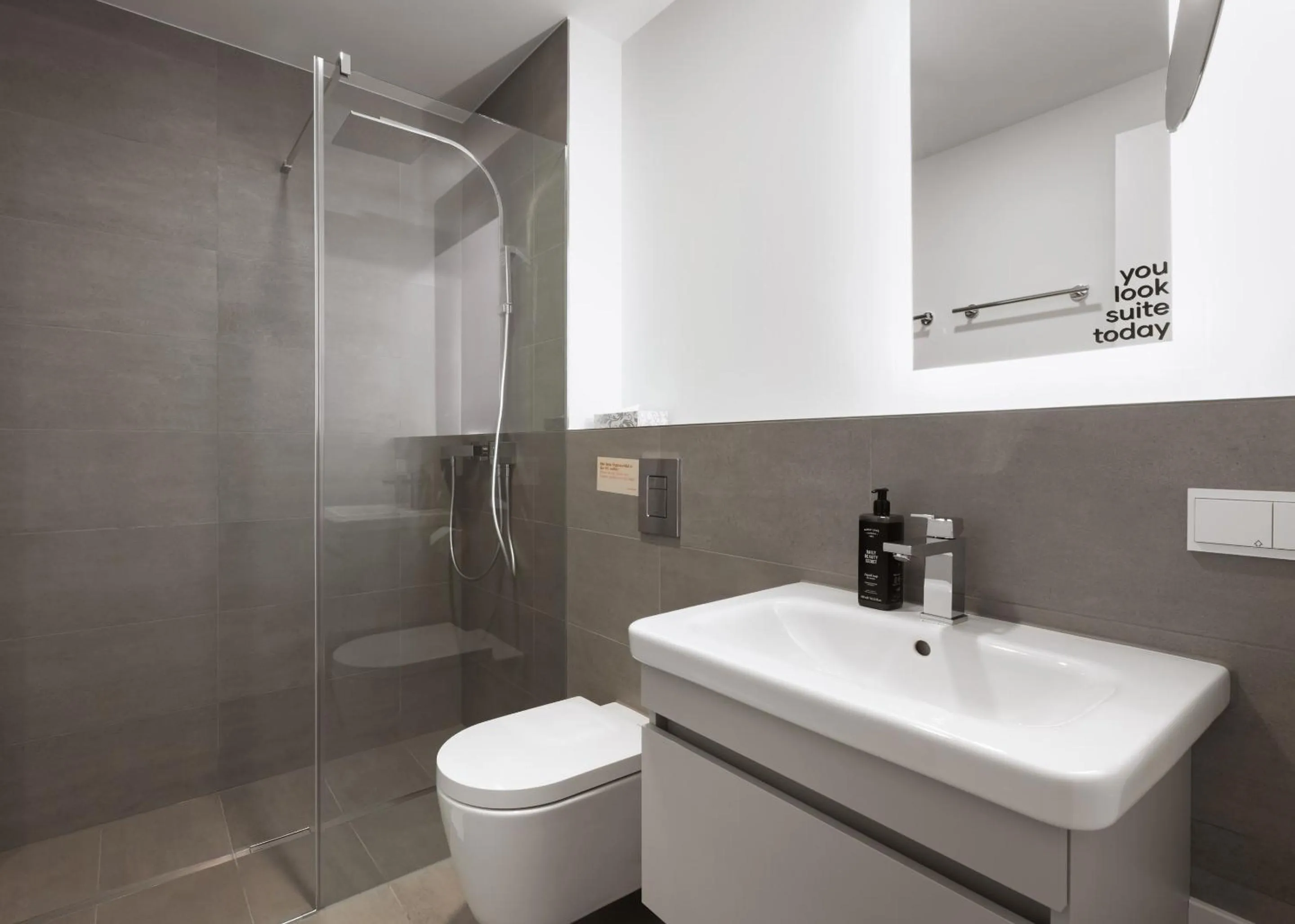 Shower in Limehome Berlin Müllerstraße - Digital Access