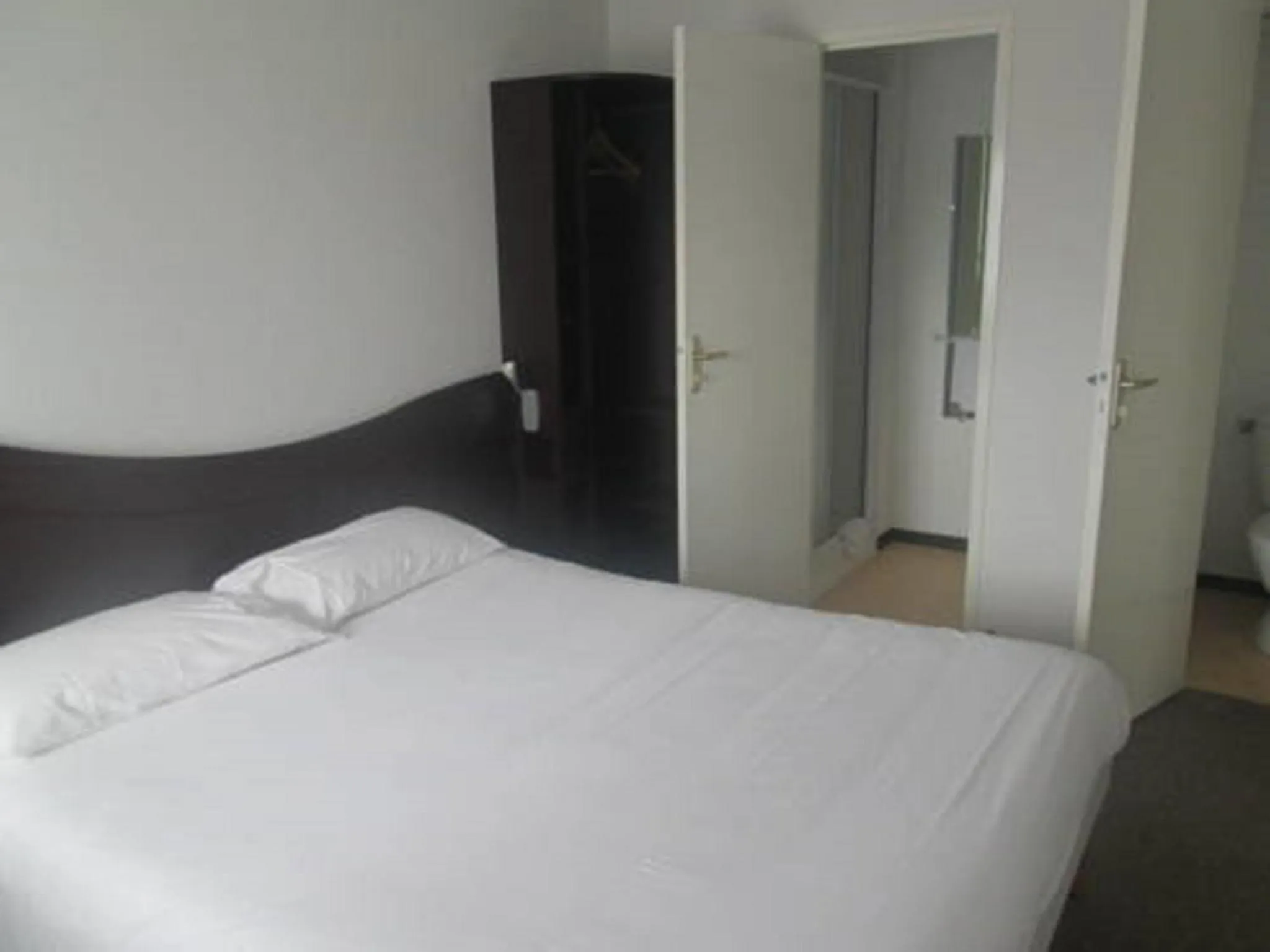 Bedroom, Bed in Enzo Hotels Quimperle By Kyriad Direct