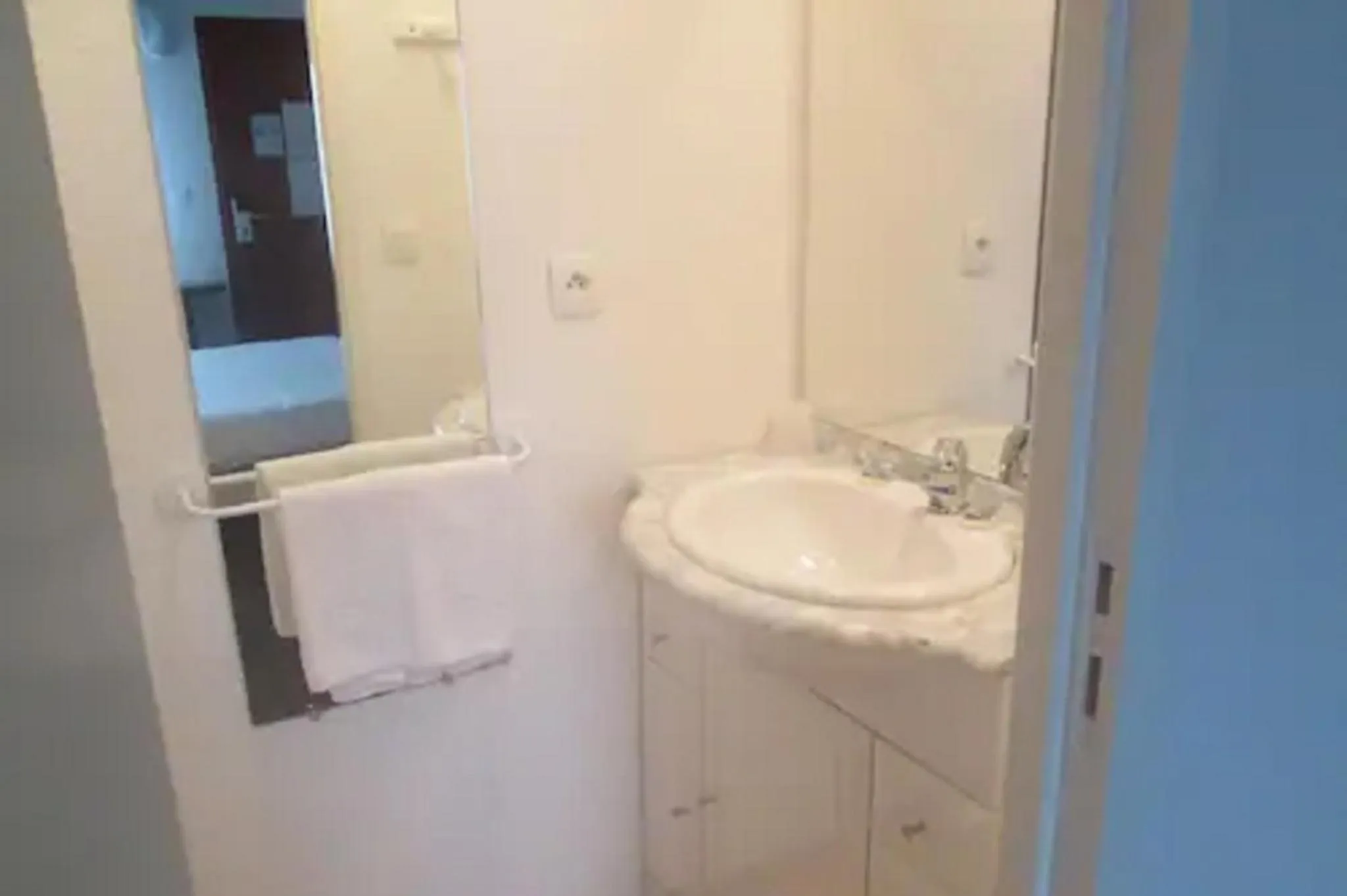 Bathroom in Enzo Hotels Quimperle By Kyriad Direct