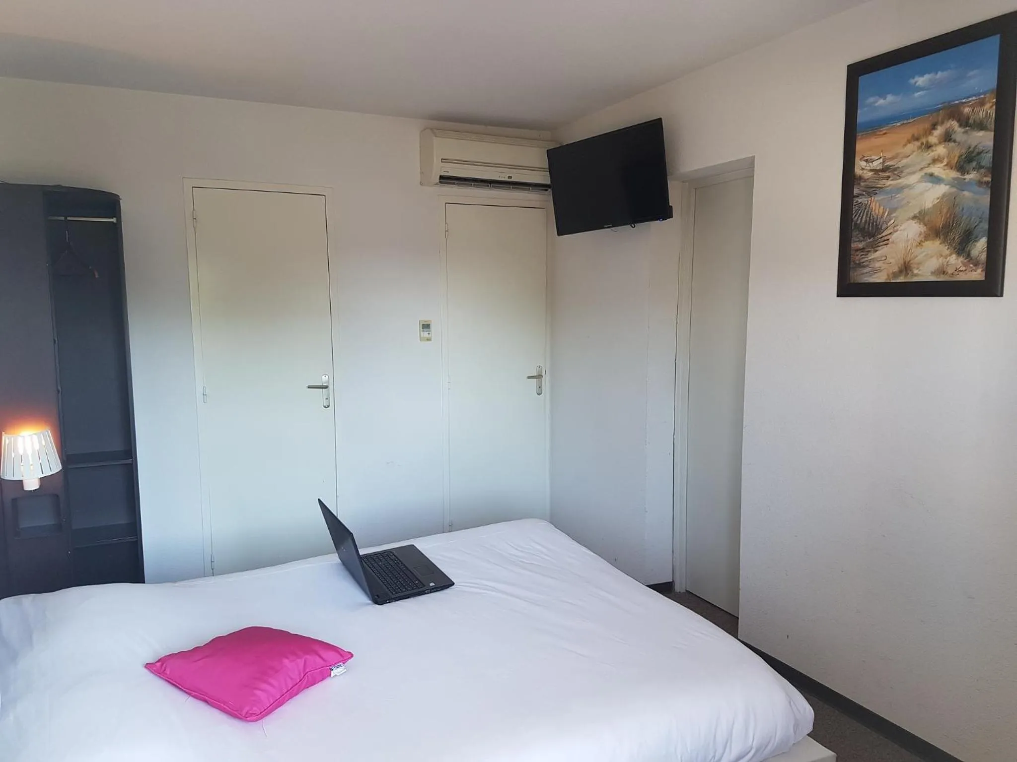 Bedroom, Bed in Enzo Hotels Quimperle By Kyriad Direct