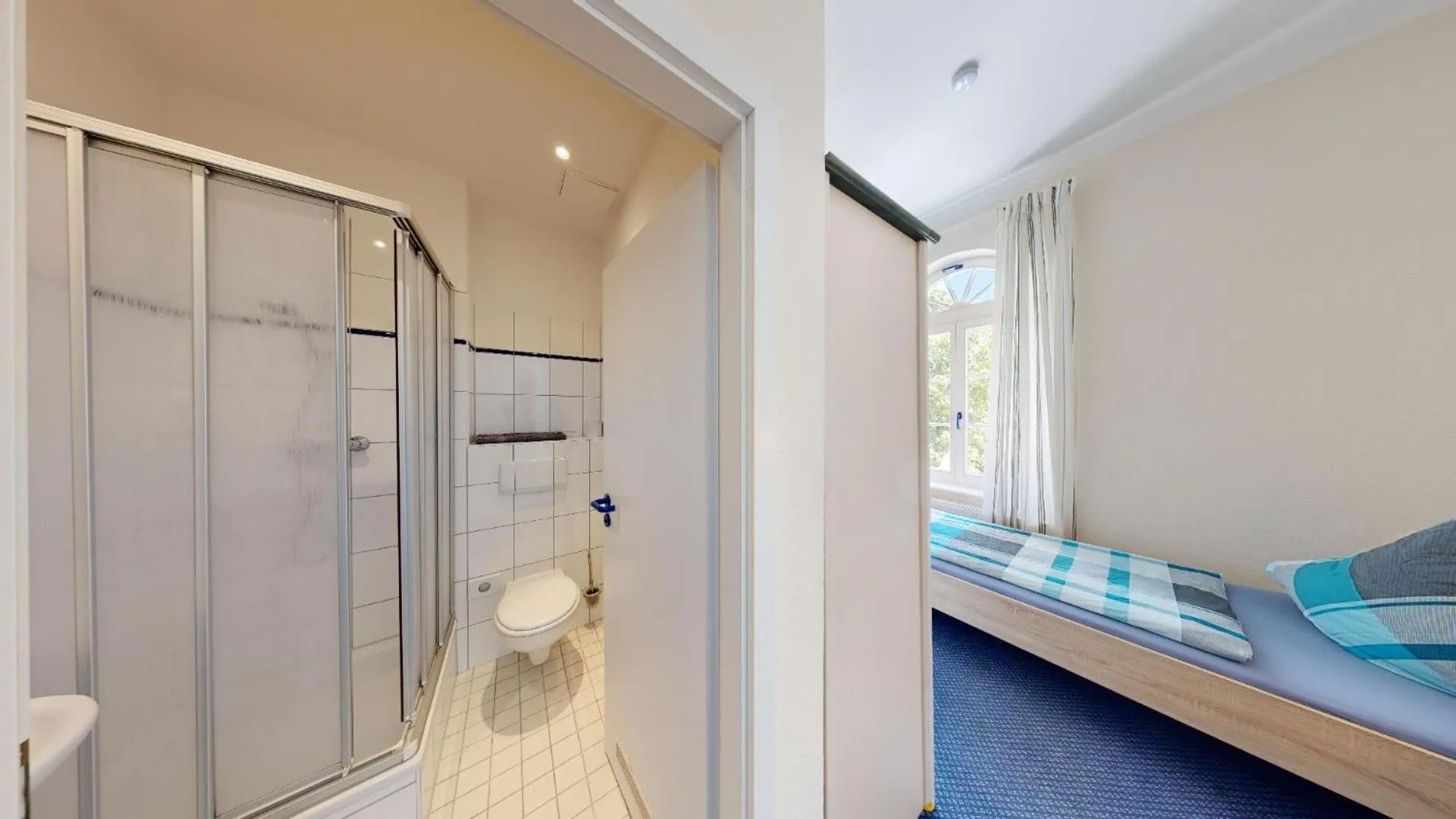 Shower, Bed in Landhotel Schloss Daschow