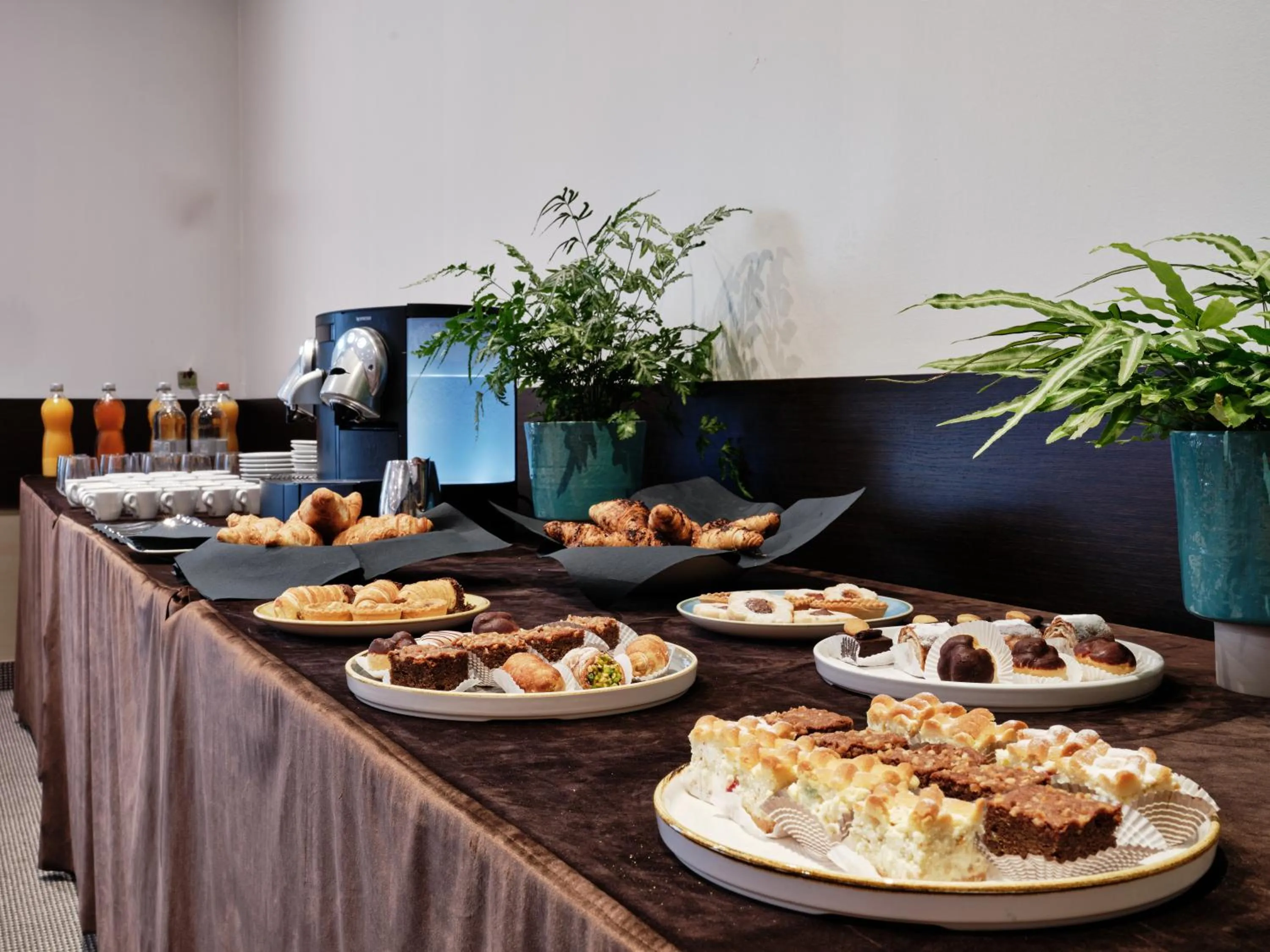 Meeting/conference room in Crowne Plaza Milan - Malpensa Airport by IHG