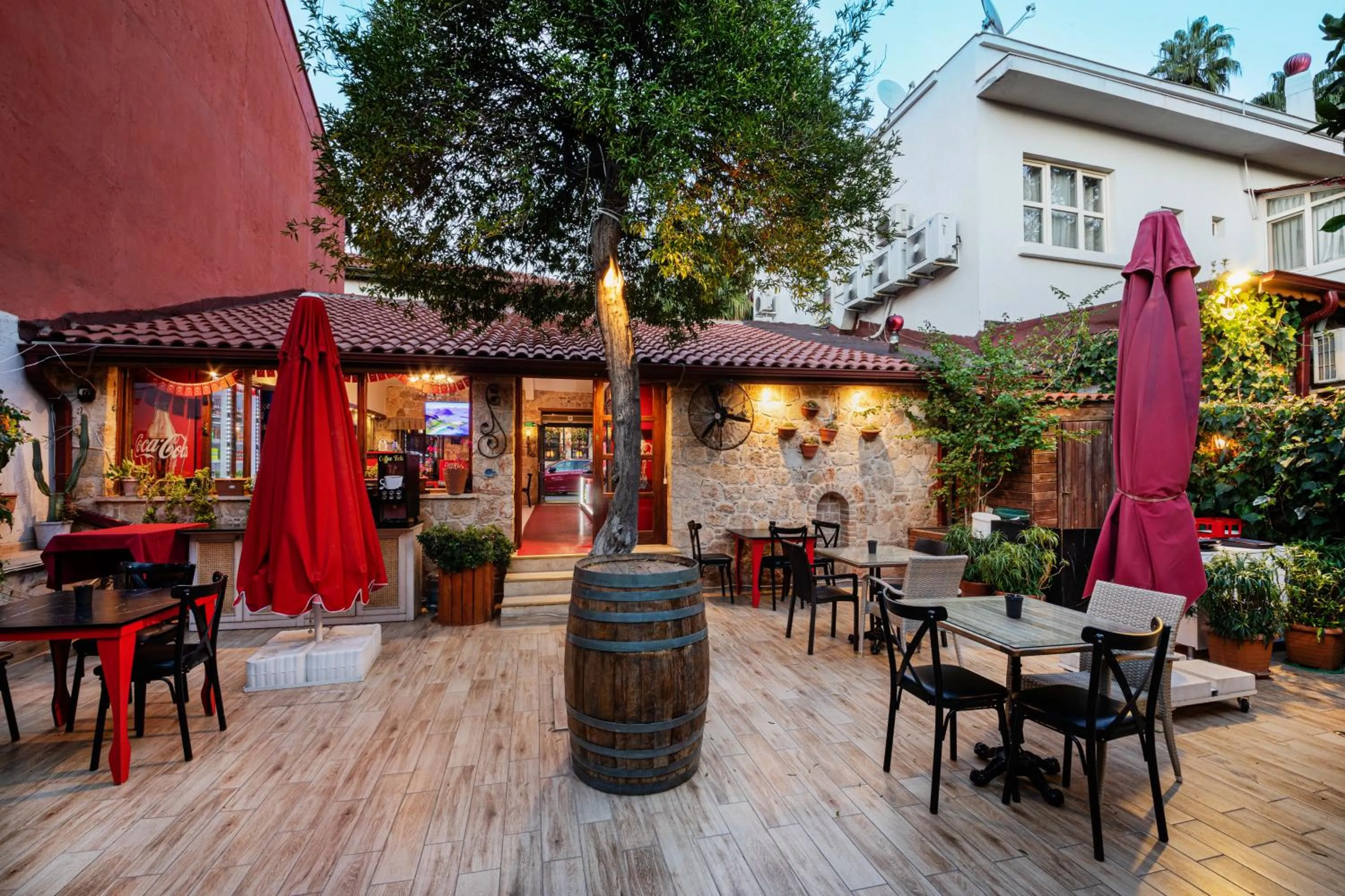 Restaurant/places to eat in Zemira Garden Hotel