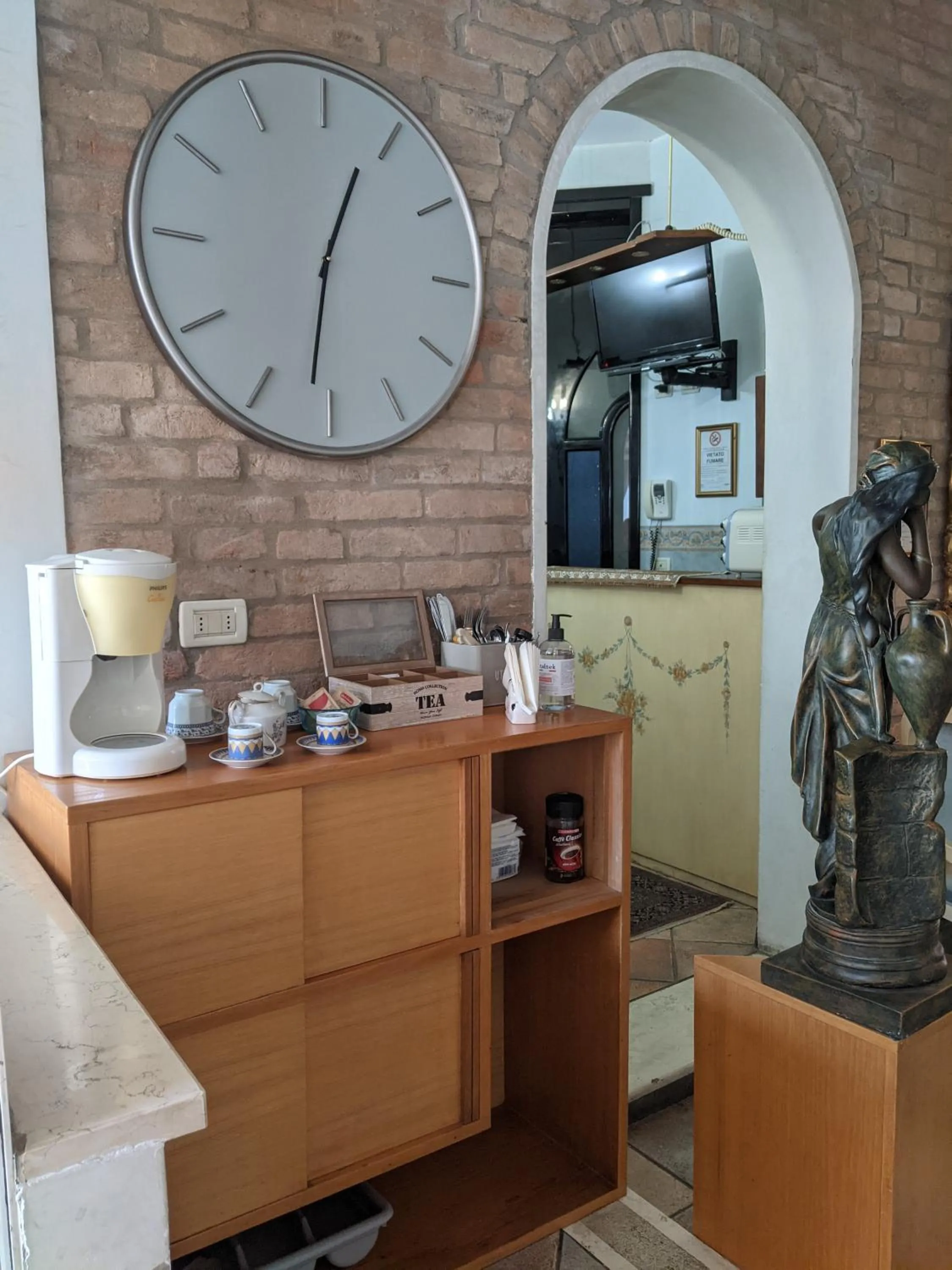 Coffee/tea facilities in D'Elite Room & Breakfast