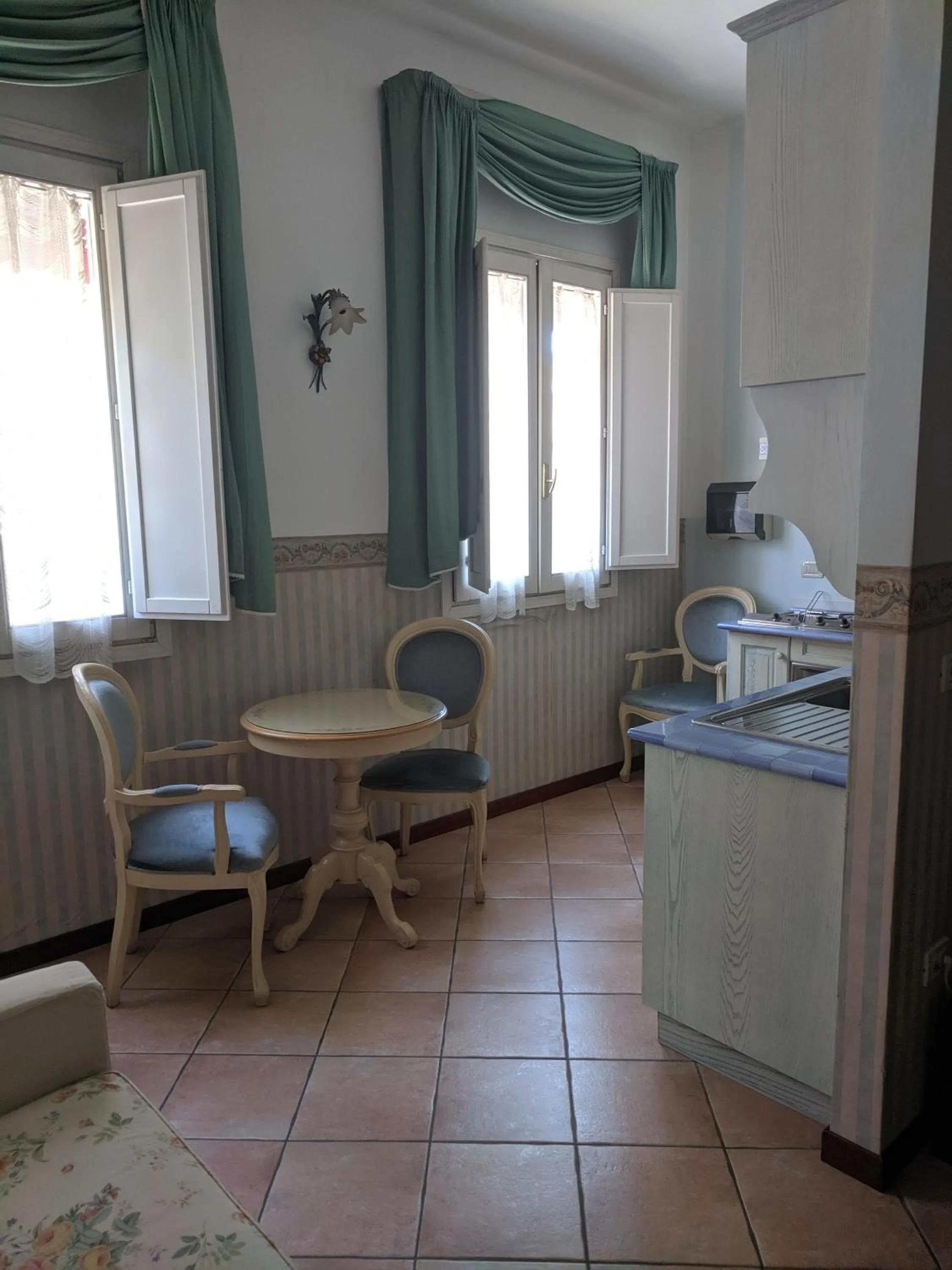 Dining area in D'Elite Room & Breakfast