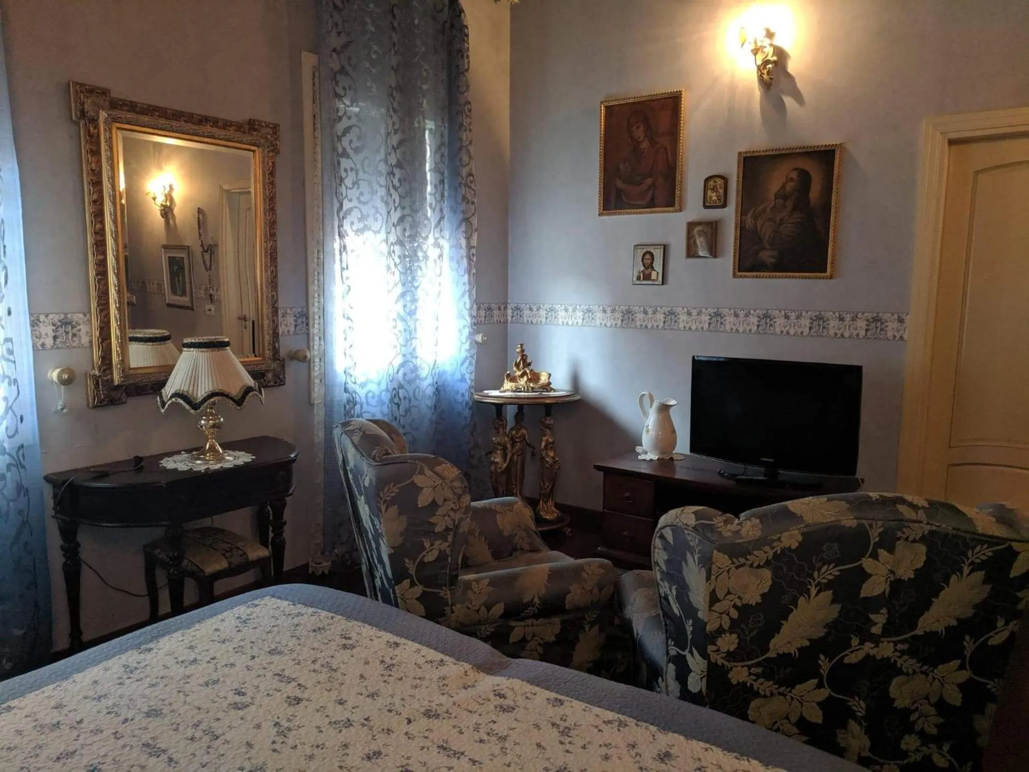 Photo of the whole room, Bed in D'Elite Room & Breakfast