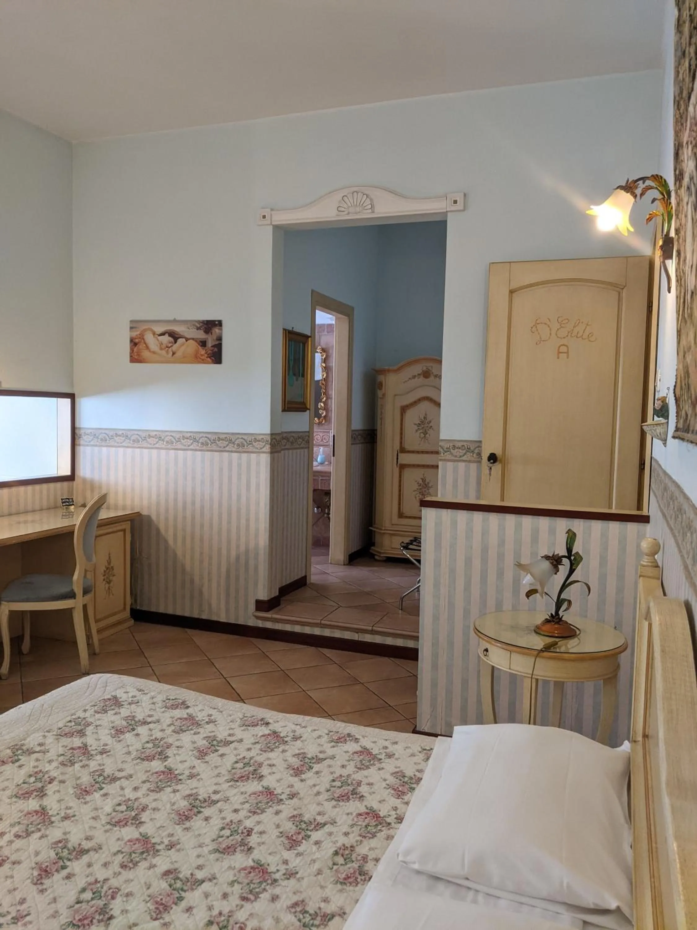 Photo of the whole room, Bed in D'Elite Room & Breakfast