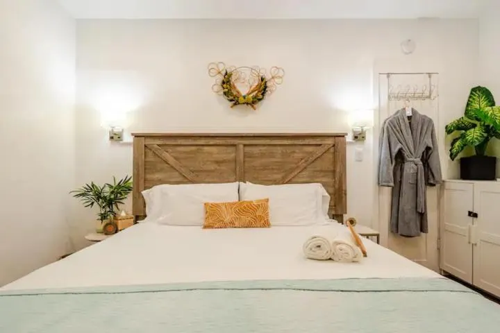 Bed in Stunning Little Havana Suites Close to airport, Calle Ocho, Brickell, Wynwood and the Beaches - Free Parking