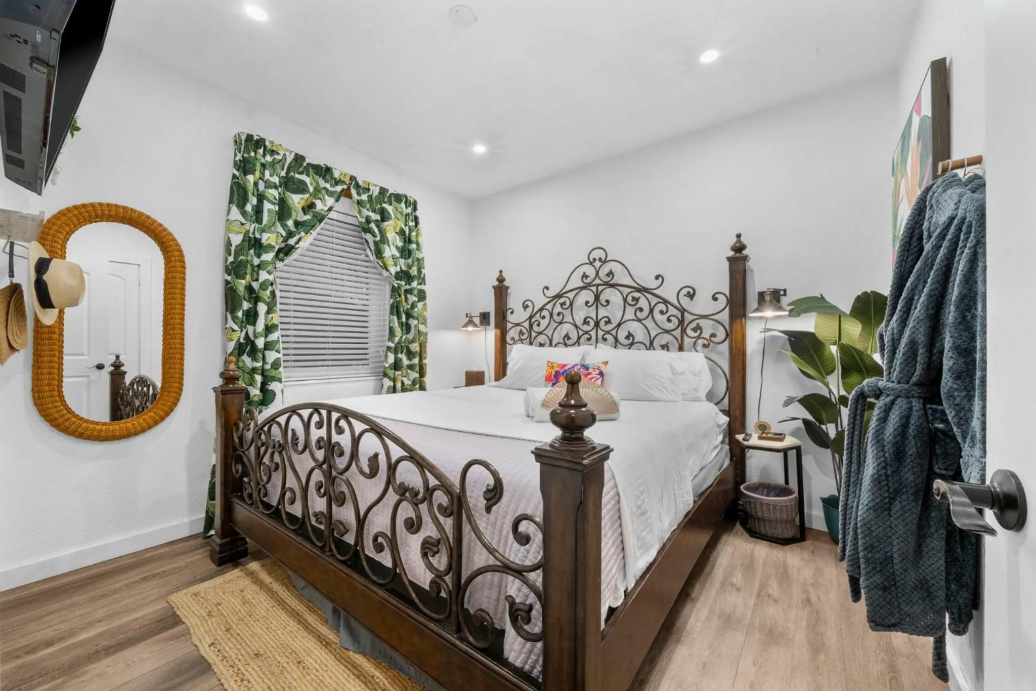 Bed in Stunning Little Havana Suites Close to airport, Calle Ocho, Brickell, Wynwood and the Beaches - Free Parking