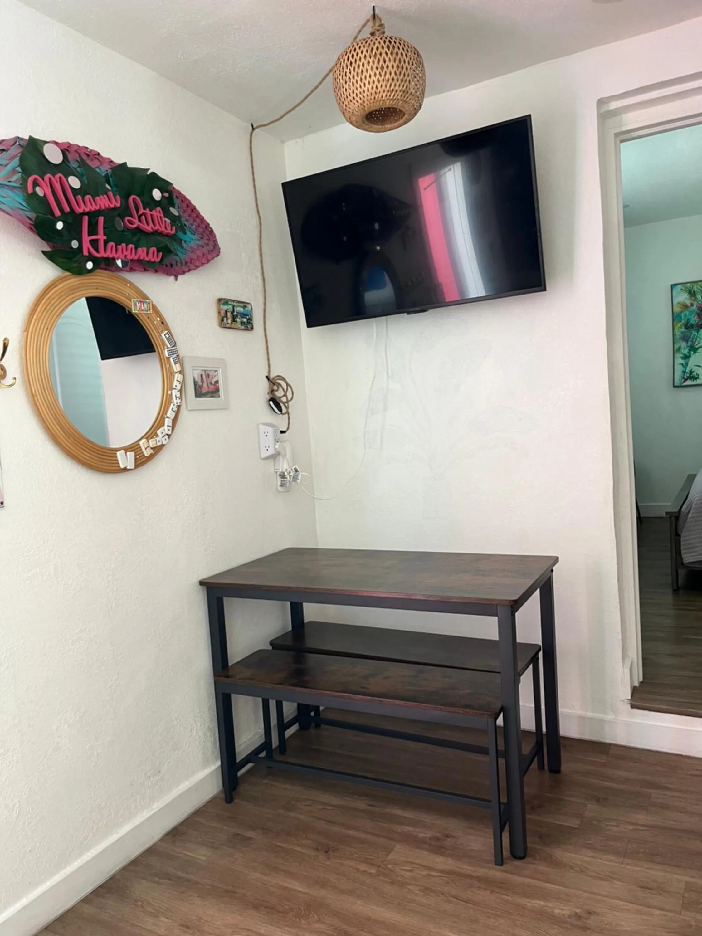 Stunning Little Havana Suites Close to airport, Calle Ocho, Brickell, Wynwood and the Beaches - Free Parking