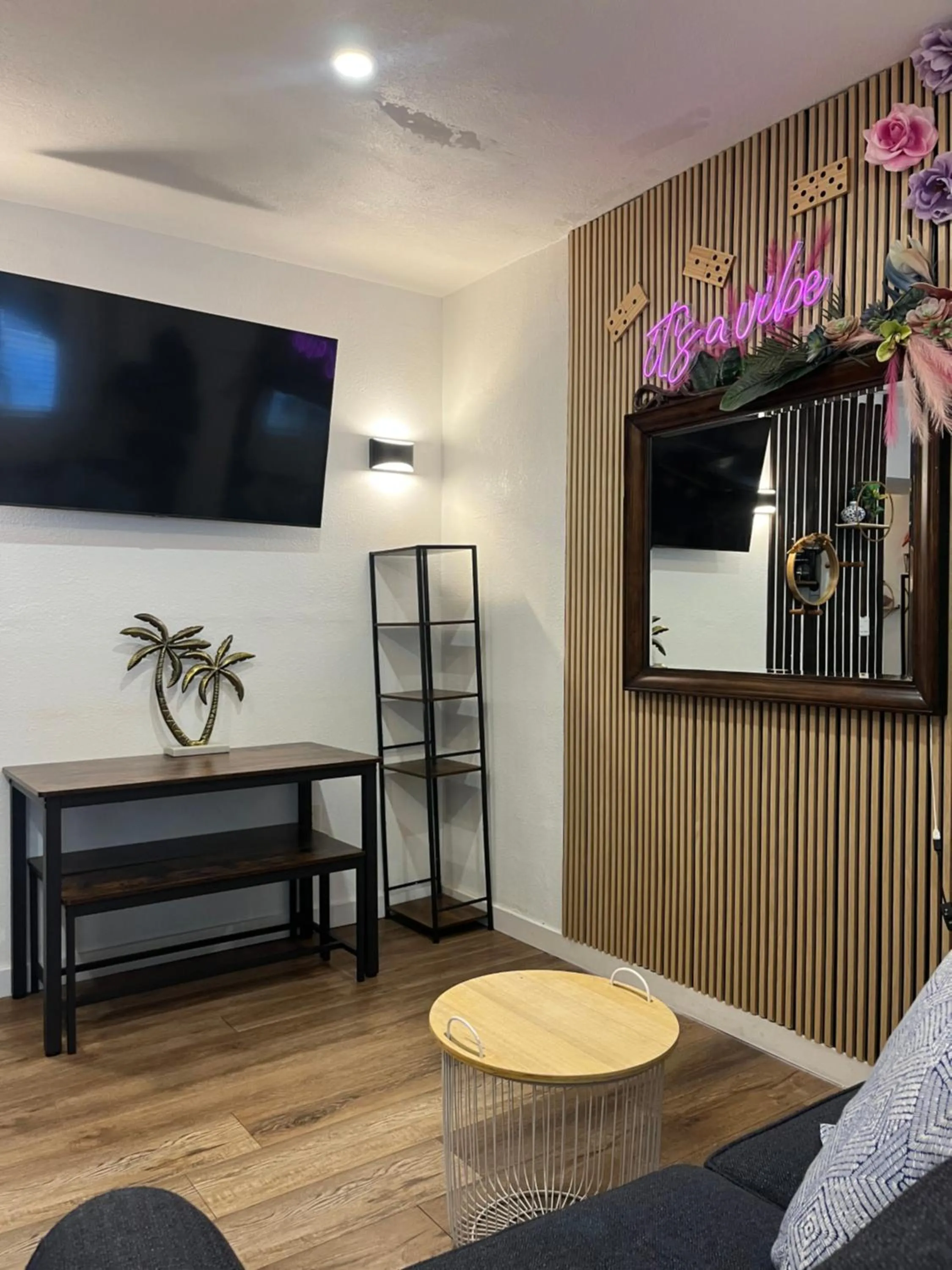 Stunning Little Havana Suites Close to airport, Calle Ocho, Brickell, Wynwood and the Beaches - Free Parking