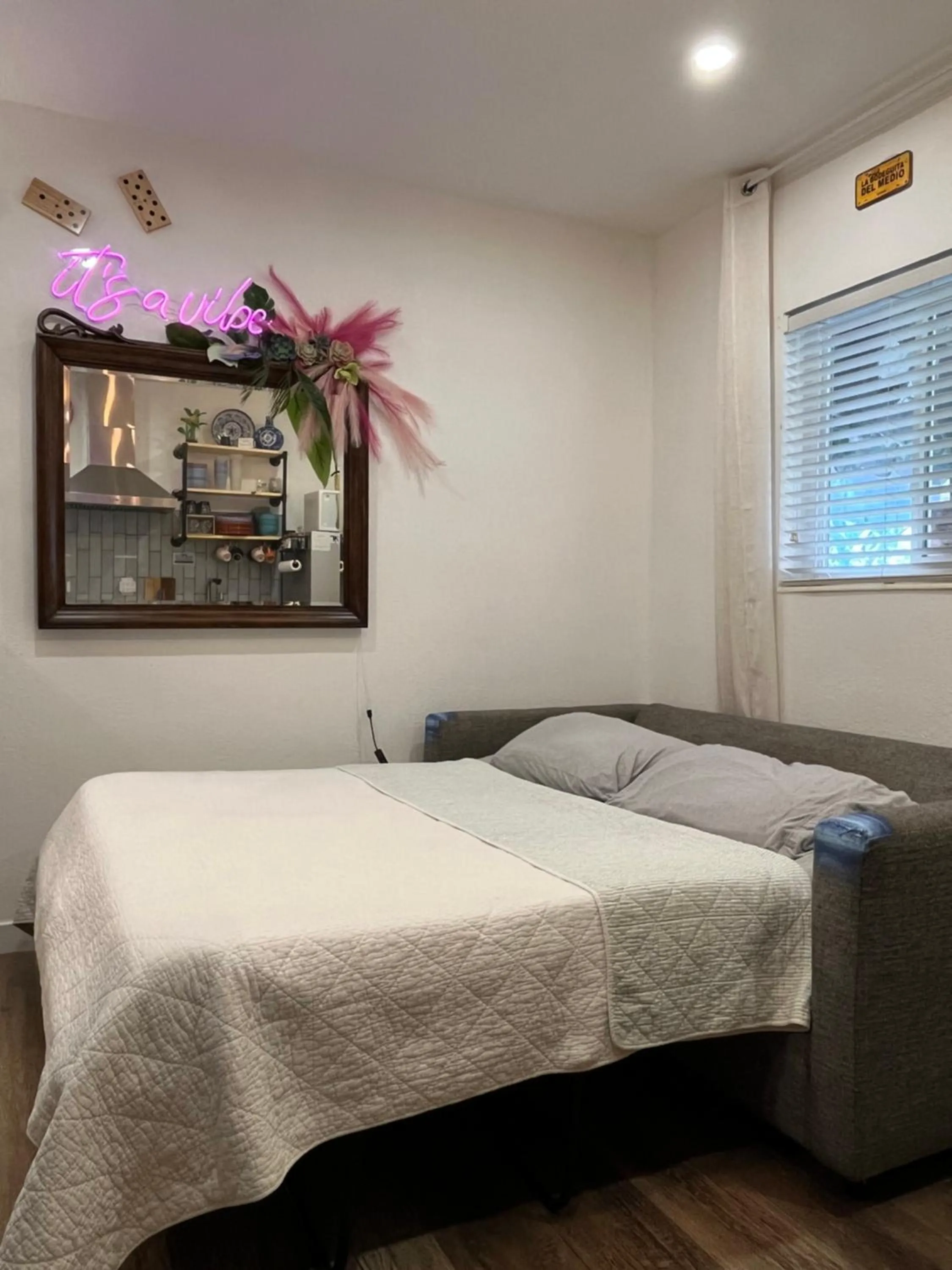 Living room, Bed in Stunning Little Havana Suites Close to airport, Calle Ocho, Brickell, Wynwood and the Beaches - Free Parking