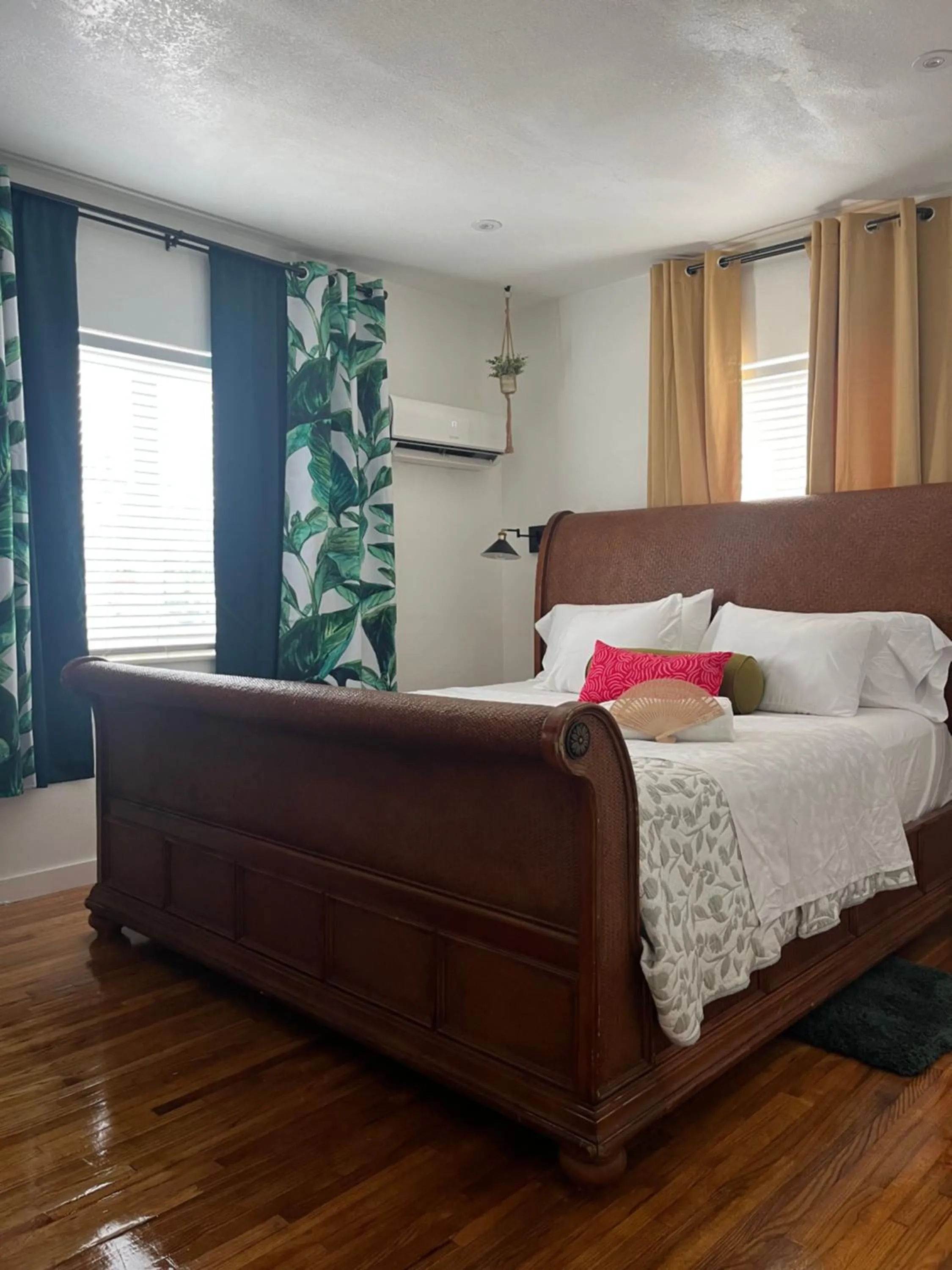 Bed in Stunning Little Havana Suites Close to airport, Calle Ocho, Brickell, Wynwood and the Beaches - Free Parking