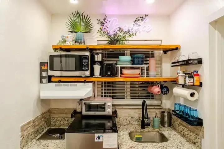 Stunning Little Havana Suites Close to airport, Calle Ocho, Brickell, Wynwood and the Beaches - Free Parking