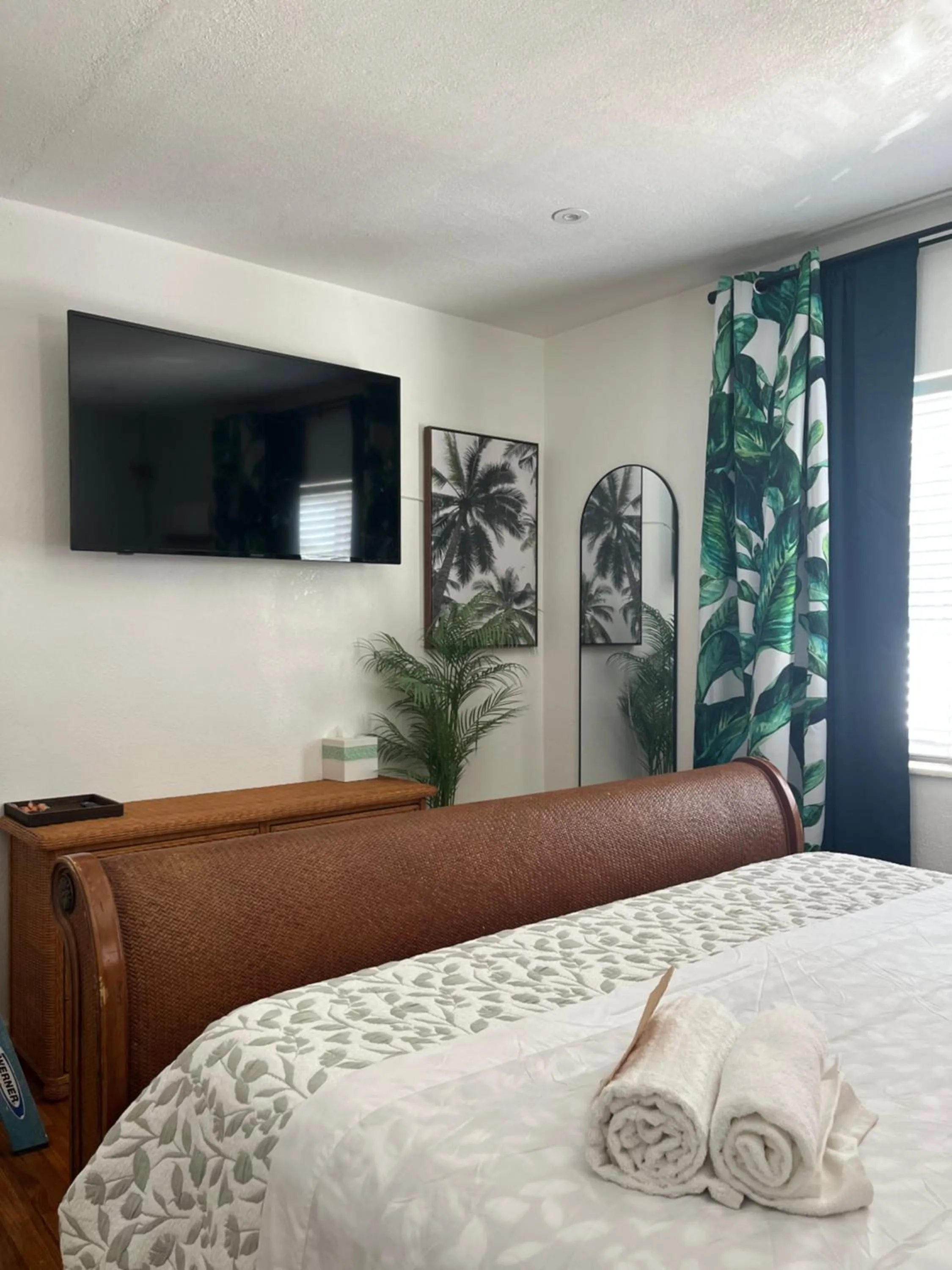 Bedroom, Bed in Stunning Little Havana Suites Close to airport, Calle Ocho, Brickell, Wynwood and the Beaches - Free Parking