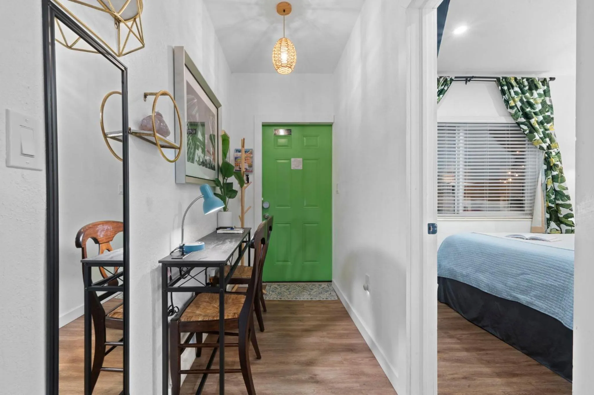 Bed in Stunning Little Havana Suites Close to airport, Calle Ocho, Brickell, Wynwood and the Beaches - Free Parking