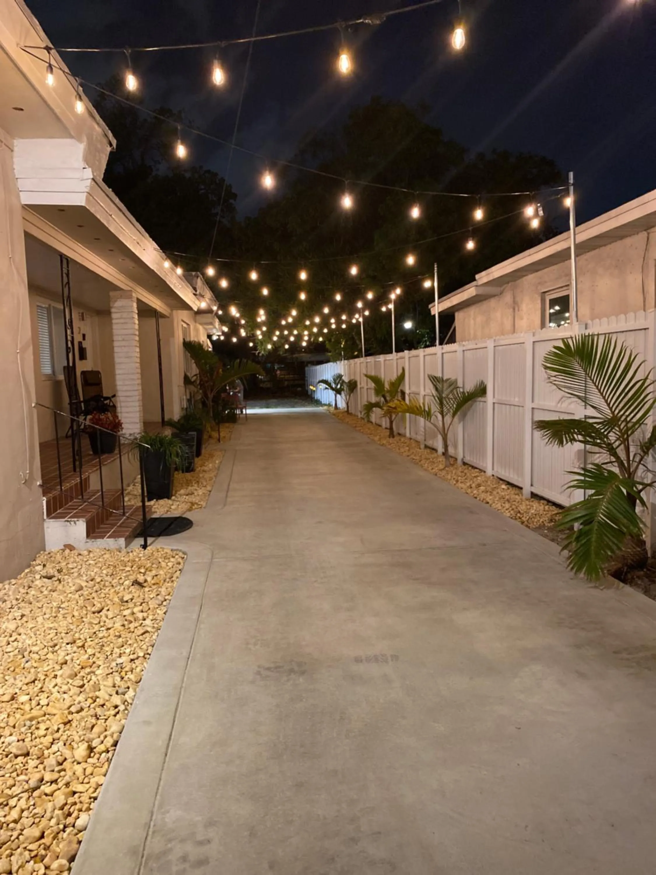 Property building in Stunning Little Havana Suites Close to airport, Calle Ocho, Brickell, Wynwood and the Beaches - Free Parking