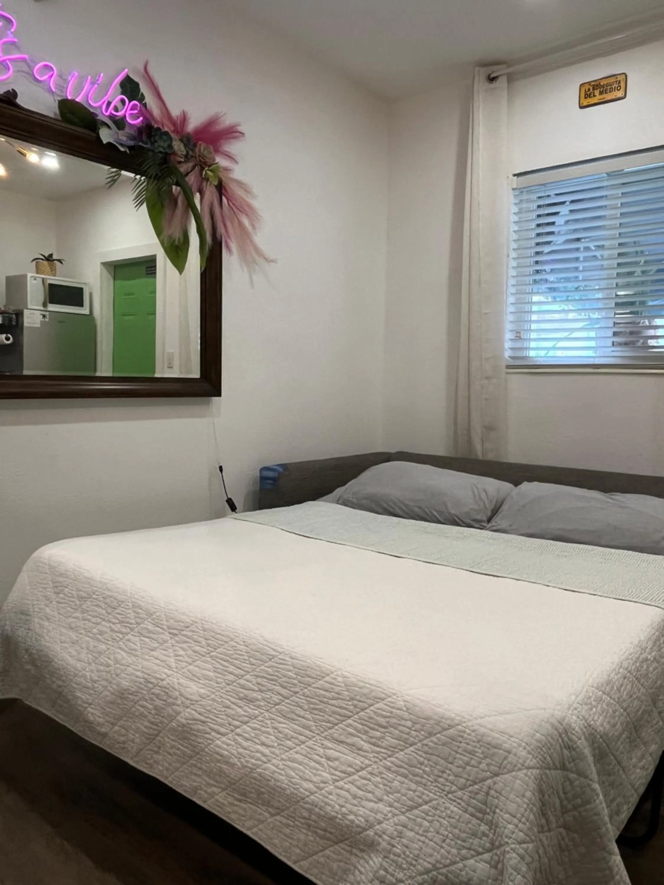 Living room, Bed in Stunning Little Havana Suites Close to airport, Calle Ocho, Brickell, Wynwood and the Beaches - Free Parking