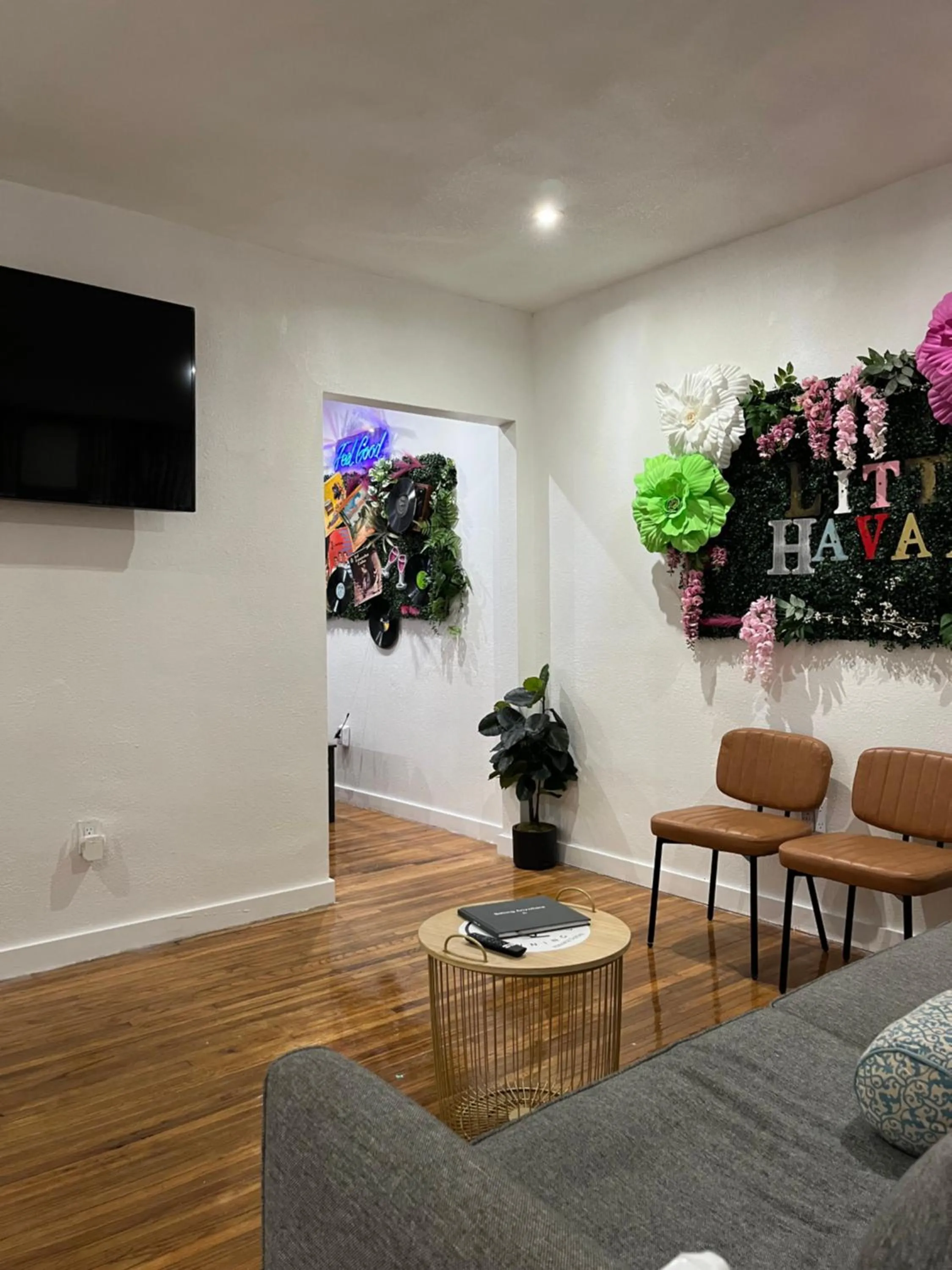 Stunning Little Havana Suites Close to airport, Calle Ocho, Brickell, Wynwood and the Beaches - Free Parking