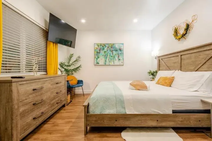 Bed in Stunning Little Havana Suites Close to airport, Calle Ocho, Brickell, Wynwood and the Beaches - Free Parking