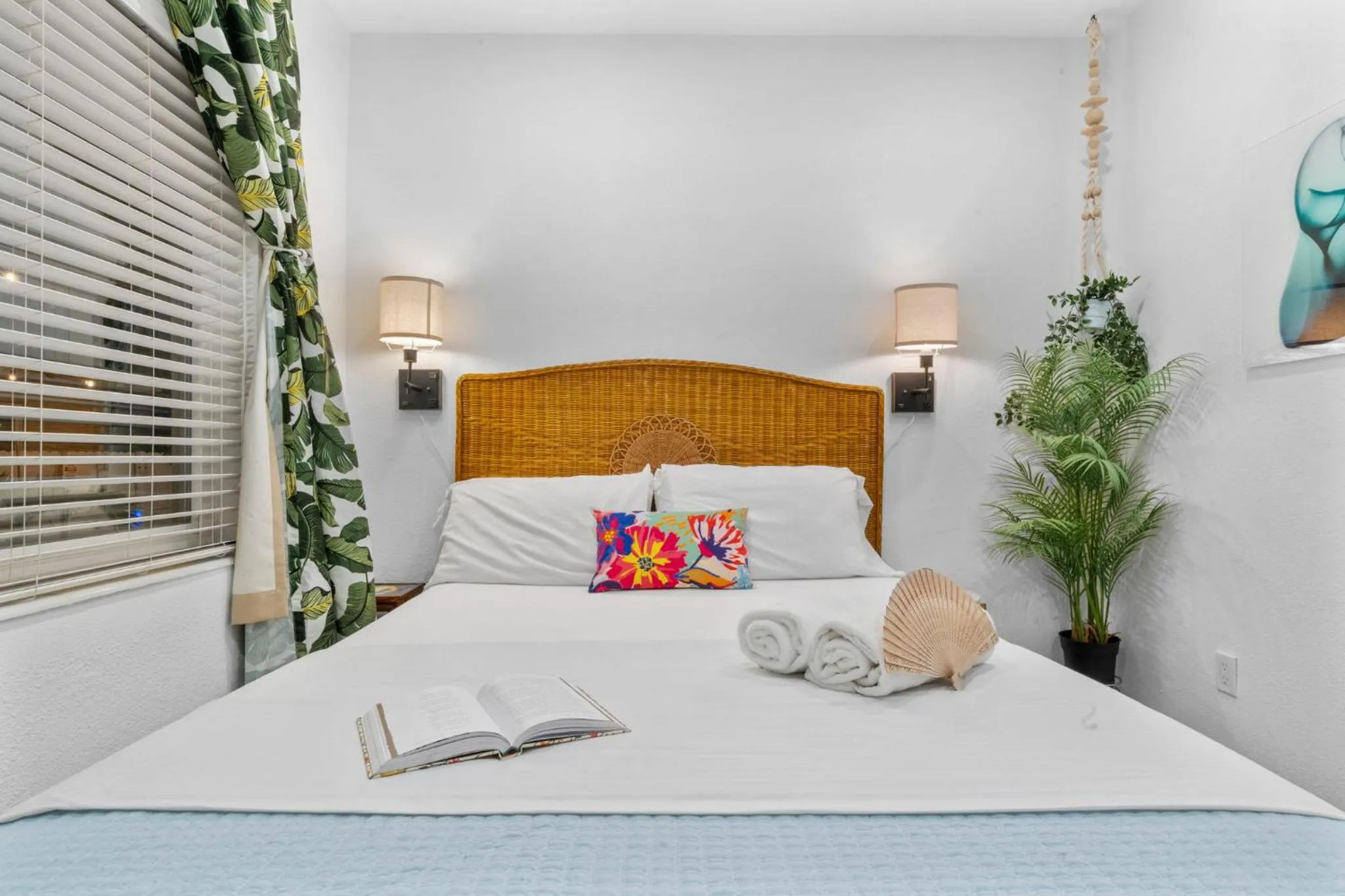 Bed in Stunning Little Havana Suites Close to airport, Calle Ocho, Brickell, Wynwood and the Beaches - Free Parking