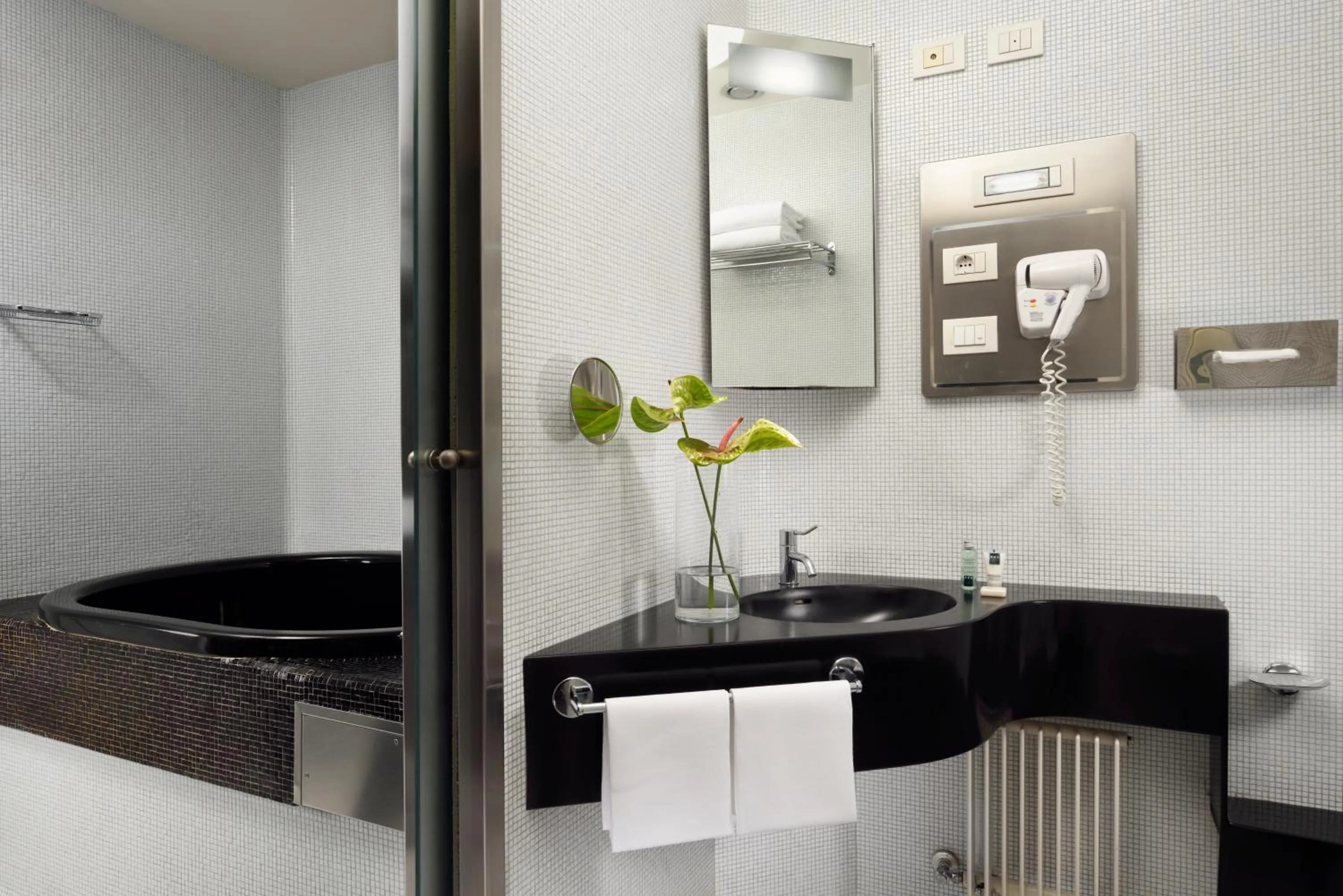 Bathroom in UNA Hotels Vittoria Firenze