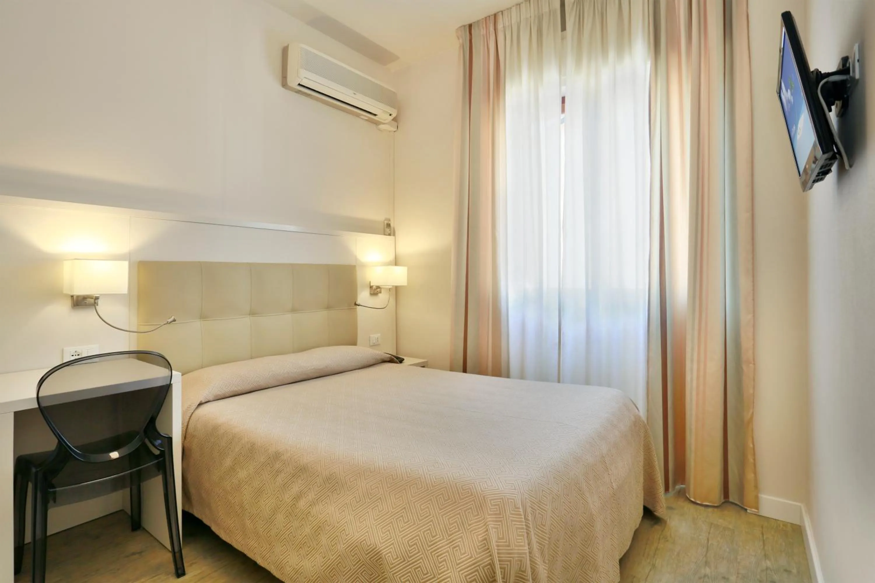 Coffee/tea facilities, Bed in Hotel Lupori