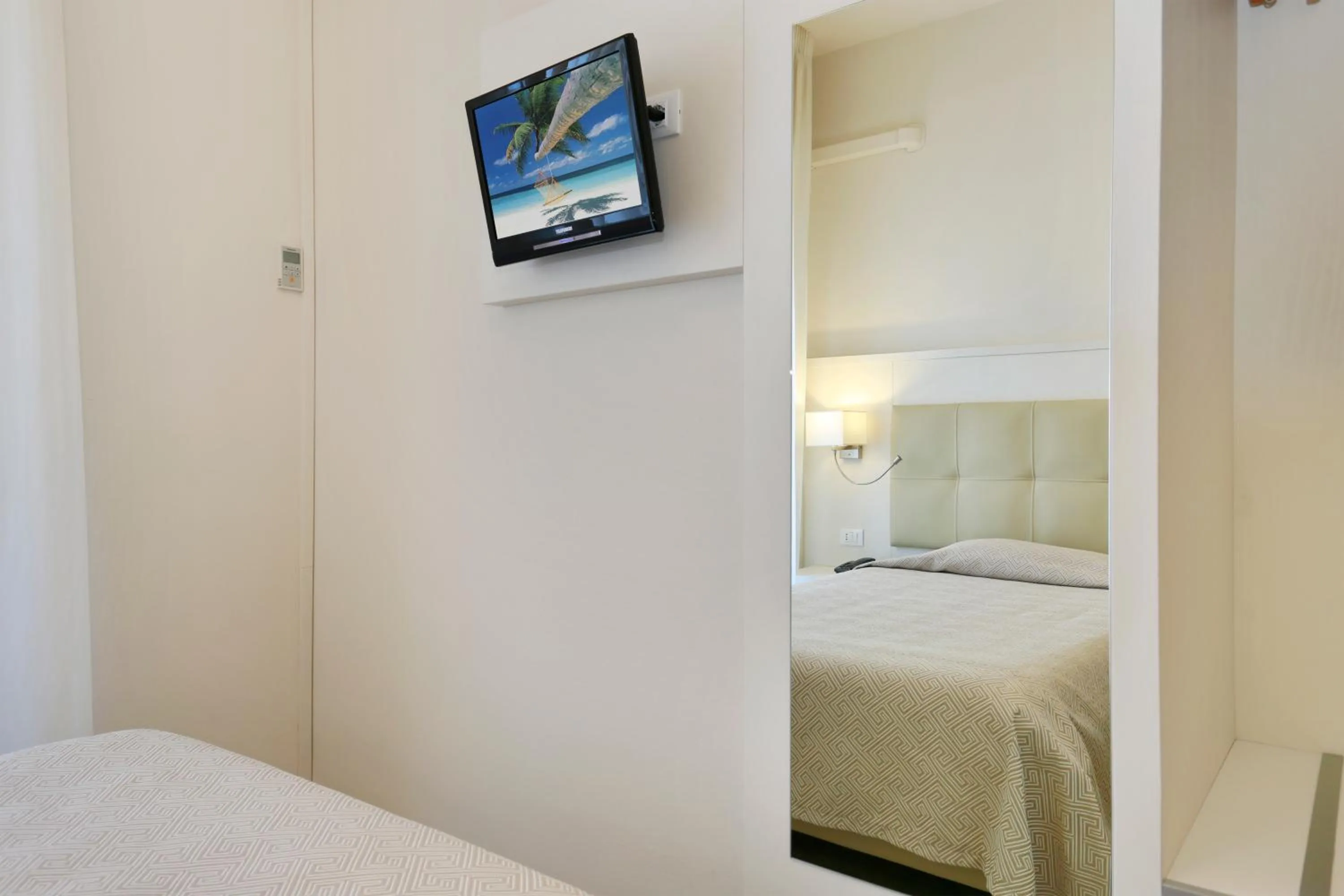 Coffee/tea facilities, Bed in Hotel Lupori