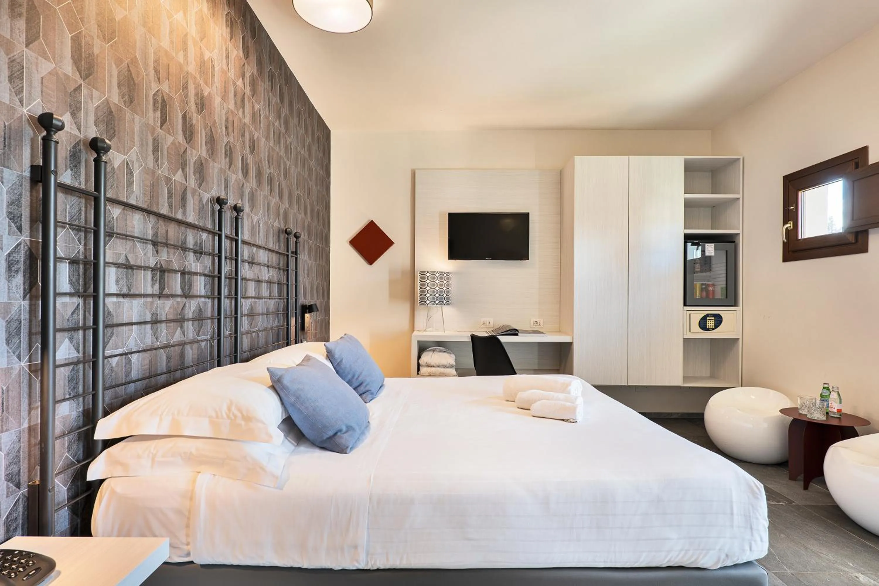 Bed in Villasanpaolo Resort & Spa