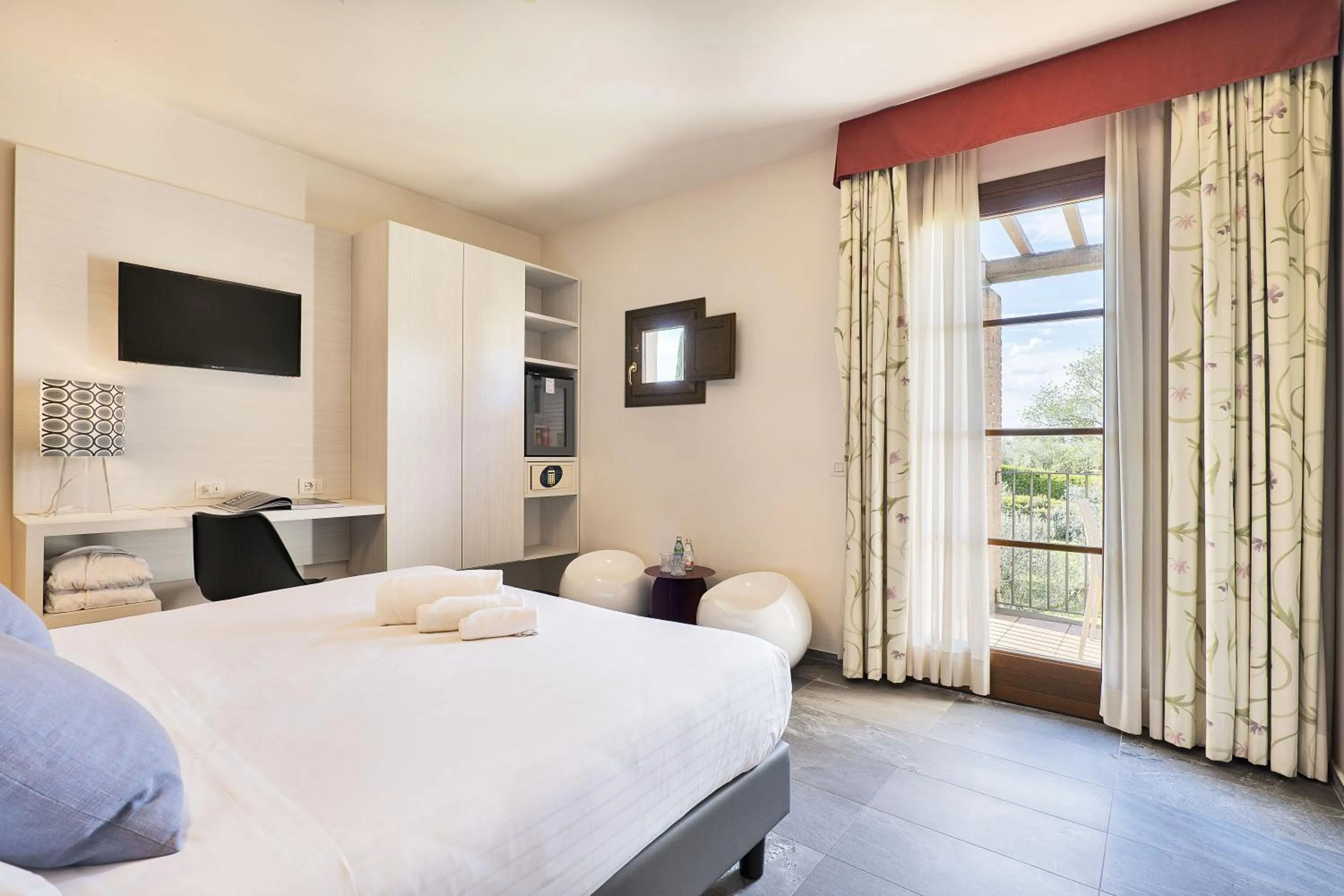 Bed in Villasanpaolo Resort & Spa