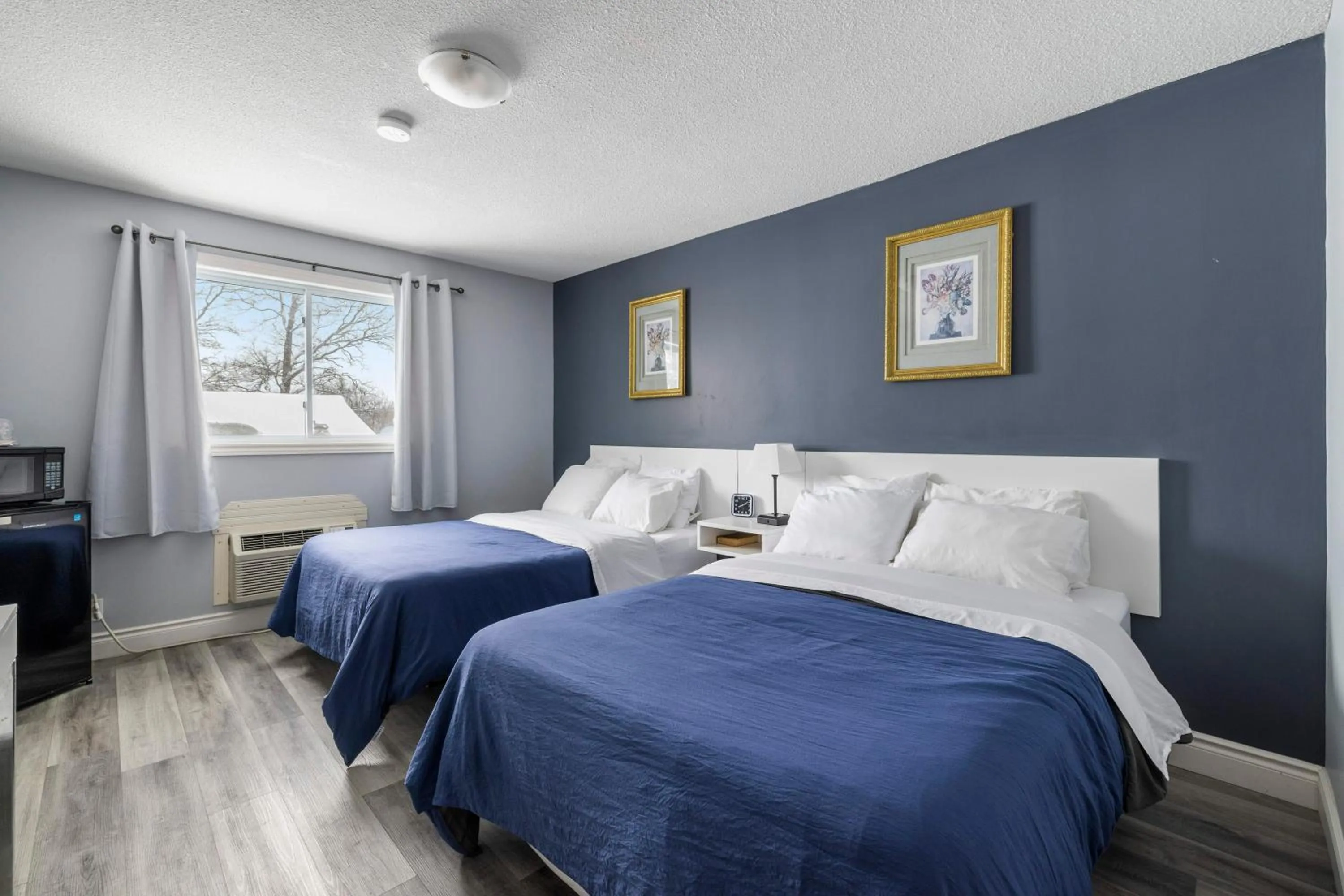 Bedroom, Bed in Lakeside Inn